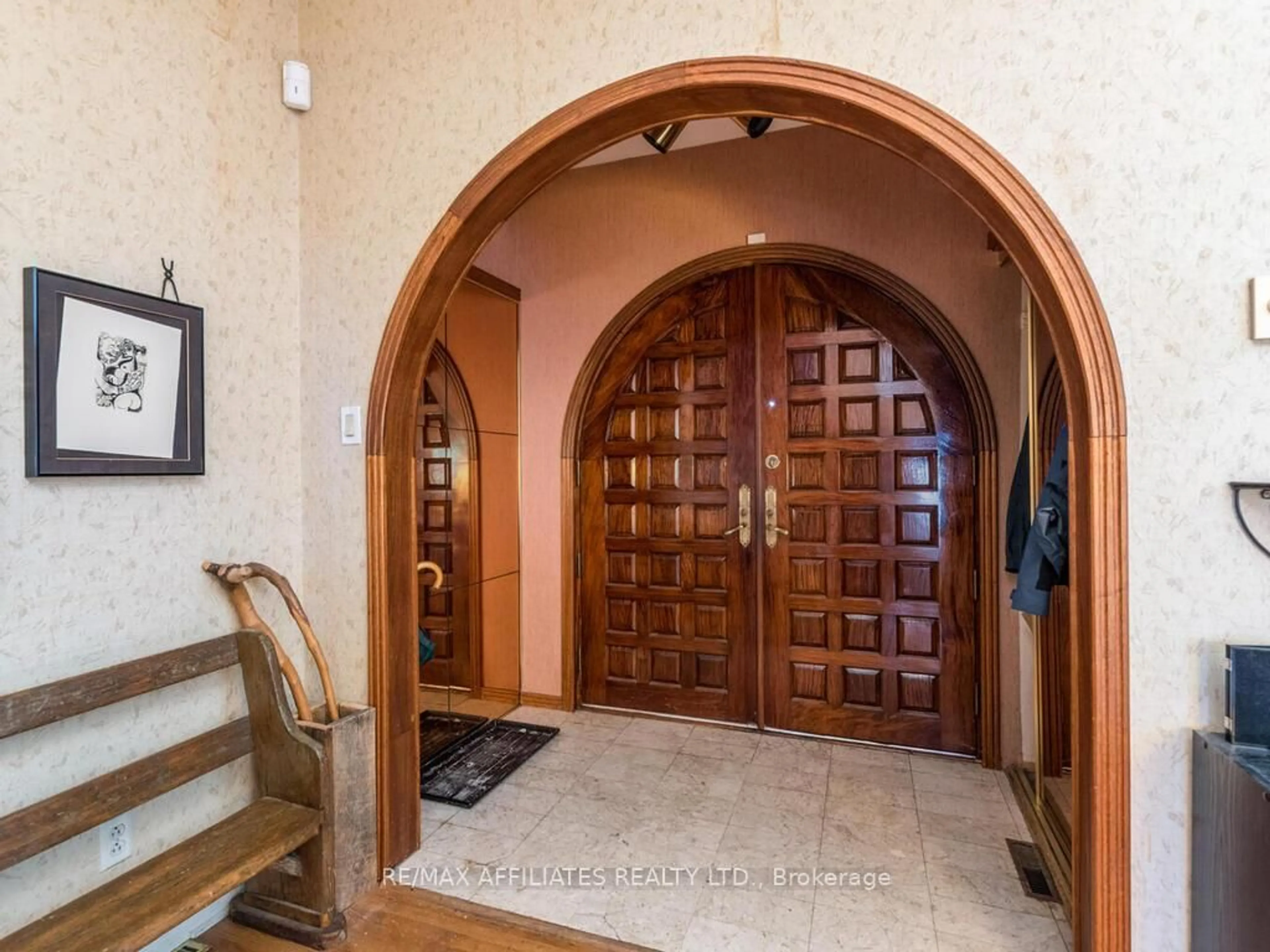 Indoor foyer for 2282 CRANE St, Ottawa Ontario K1G 3C7