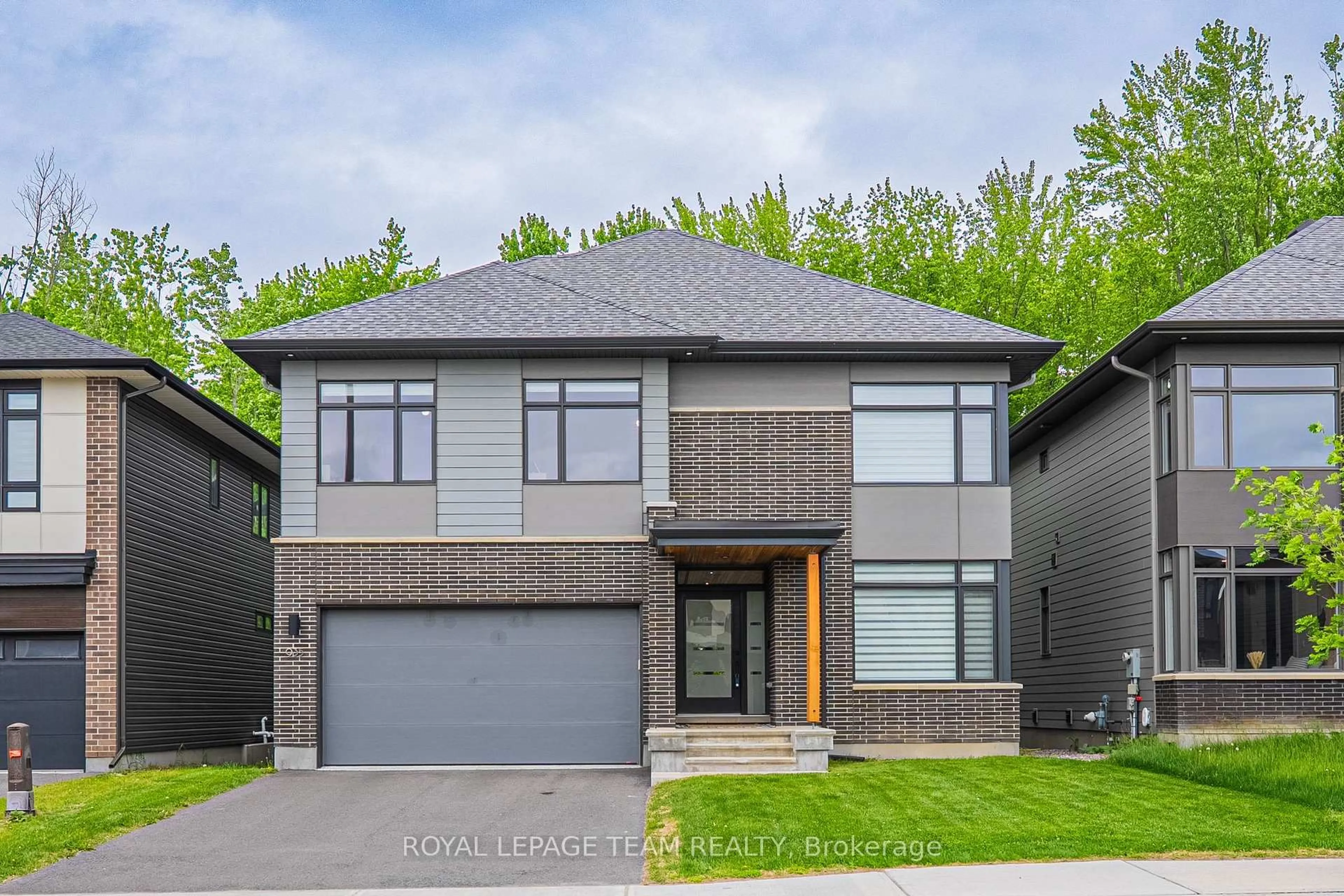 Home with brick exterior material, street for 935 Atrium Rdge, Ottawa Ontario K4M 0N9