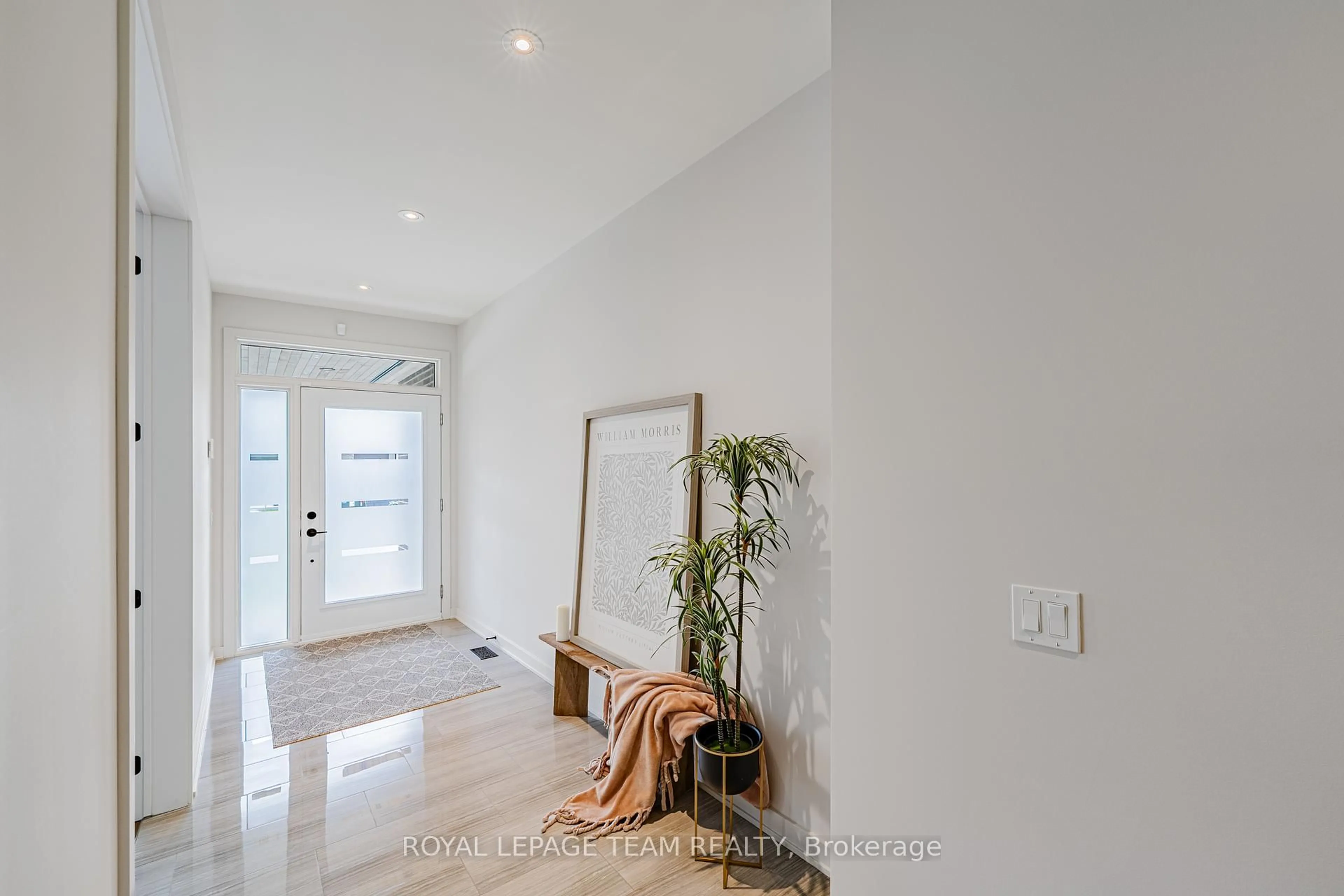 Indoor entryway for 935 Atrium Rdge, Ottawa Ontario K4M 0N9