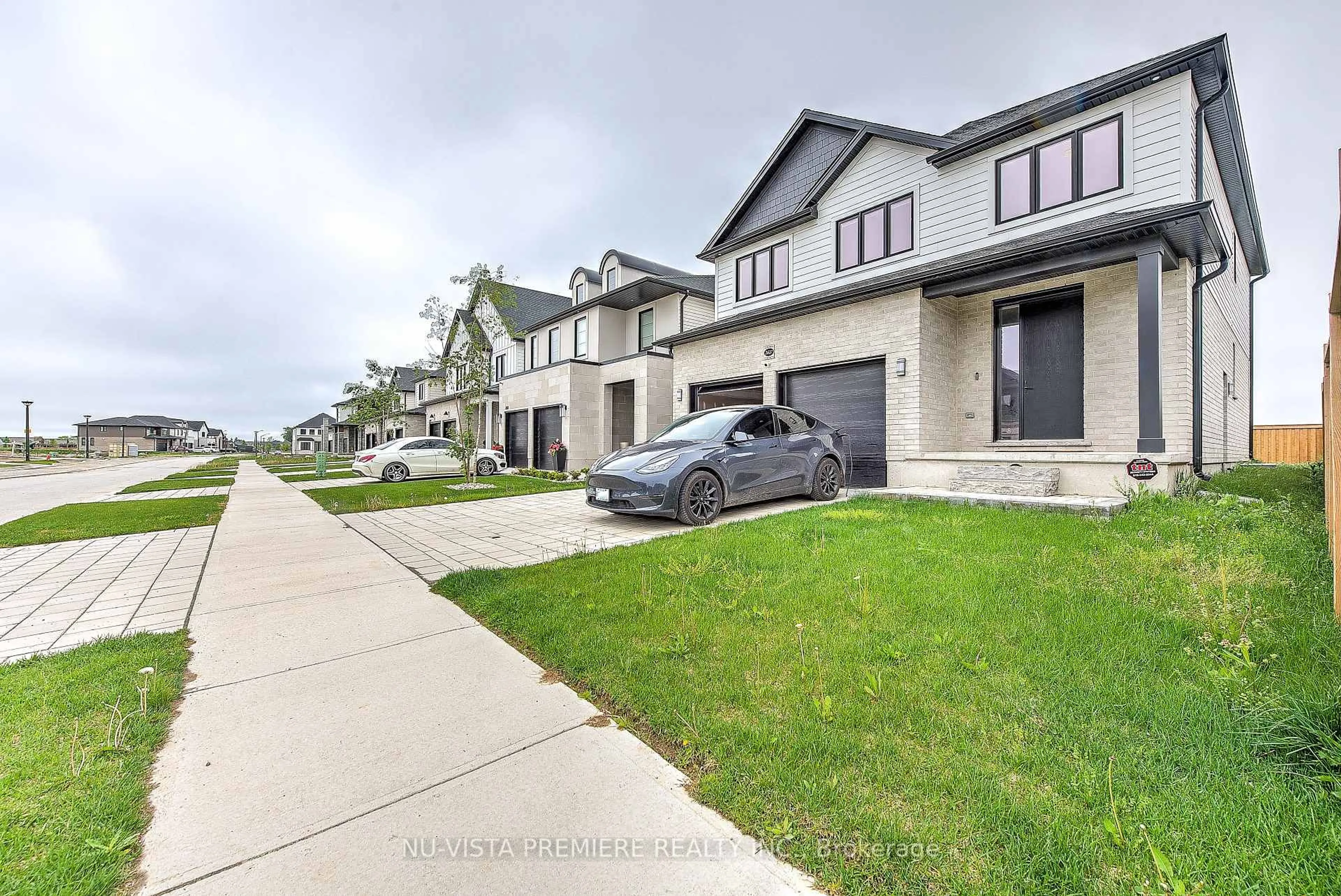 A pic from outside/outdoor area/front of a property/back of a property/a pic from drone, street for 2617 Buroak Dr, London North Ontario N6G 3W1