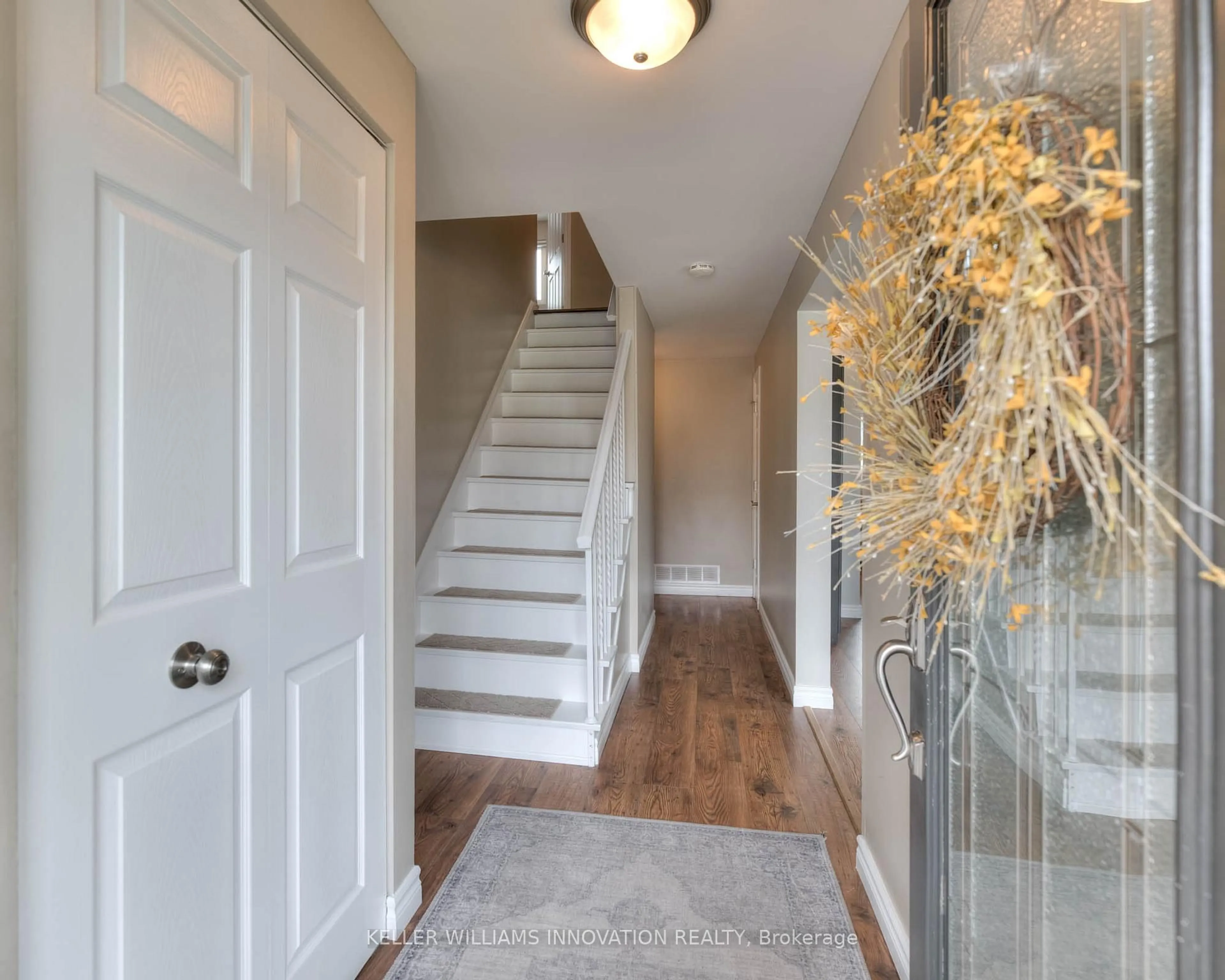 Indoor entryway for 26 Markwood Dr, Kitchener Ontario N2M 2H5