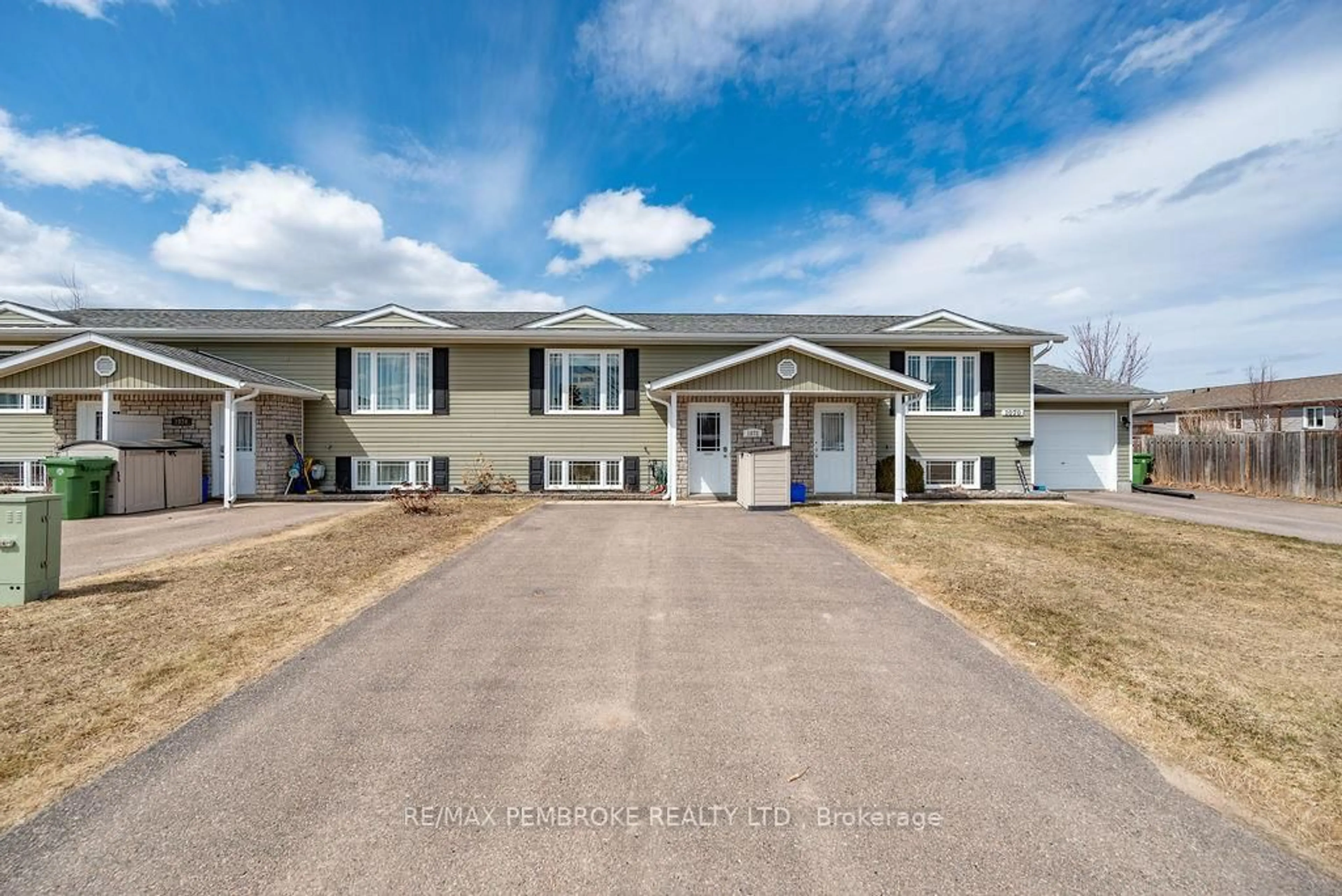 Home with vinyl exterior material, unknown for 1072 Limestone Tr, Petawawa Ontario K8H 0A6