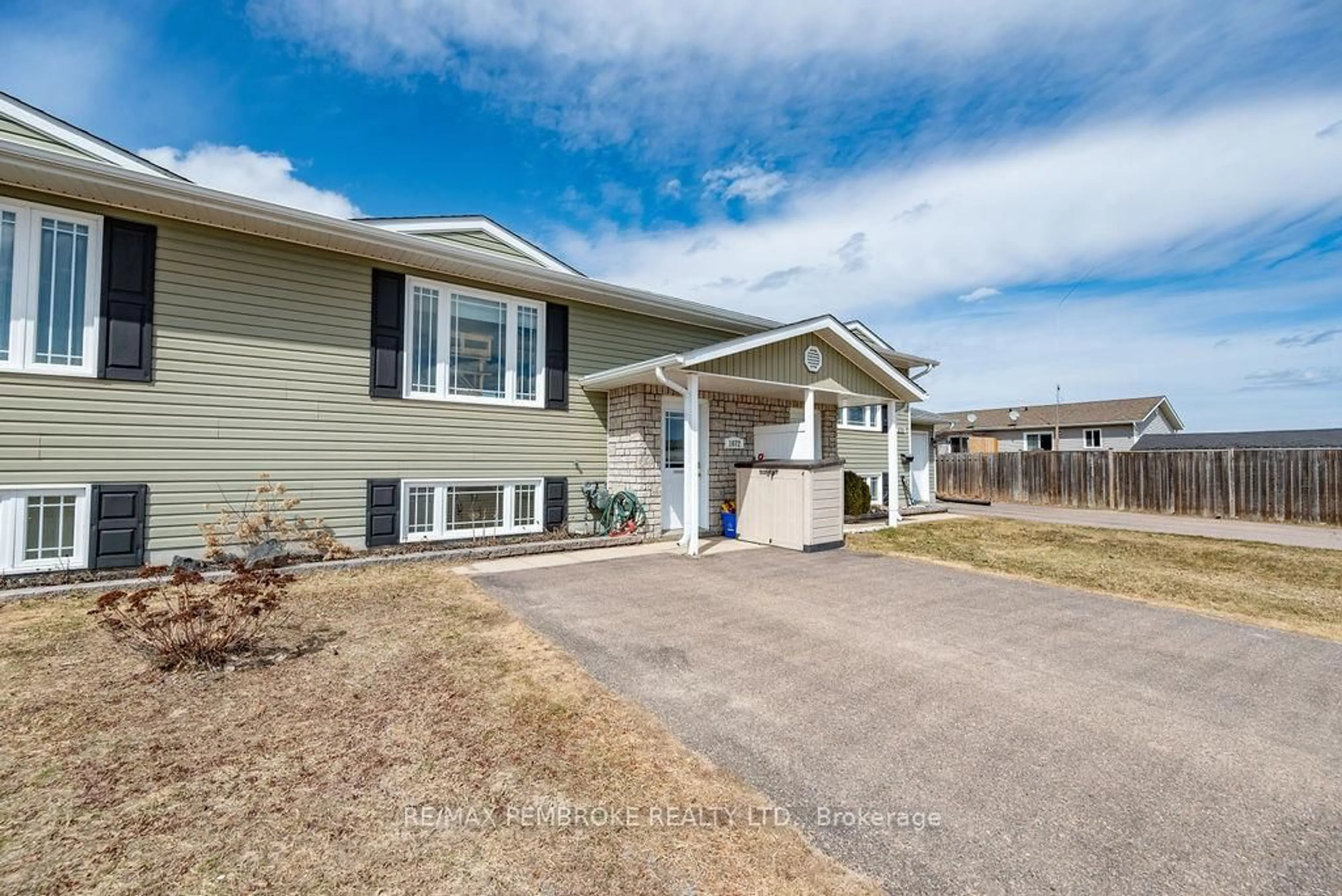 Home with vinyl exterior material, street for 1072 Limestone Tr, Petawawa Ontario K8H 0A6