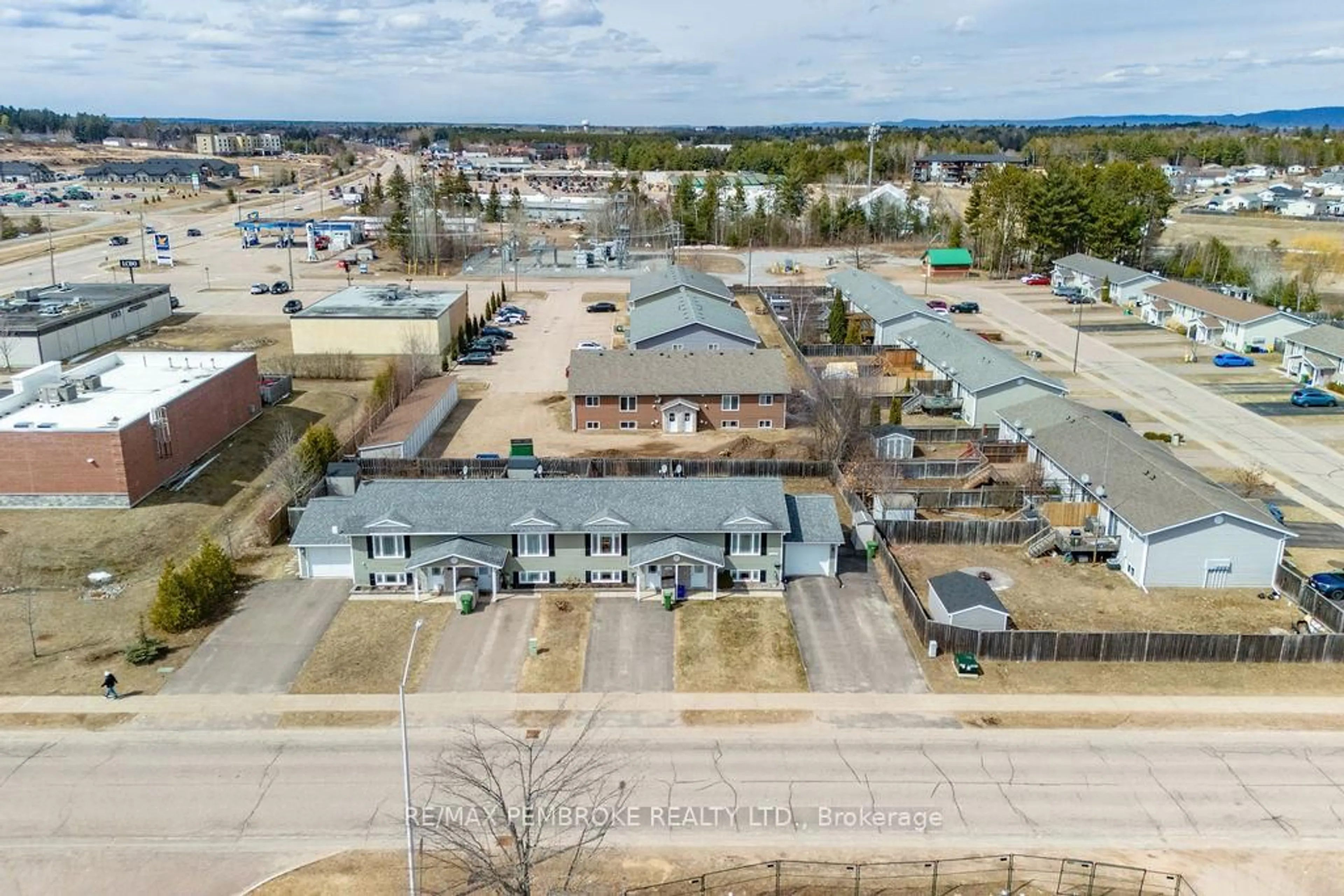 A pic from outside/outdoor area/front of a property/back of a property/a pic from drone, building for 1072 Limestone Tr, Petawawa Ontario K8H 0A6