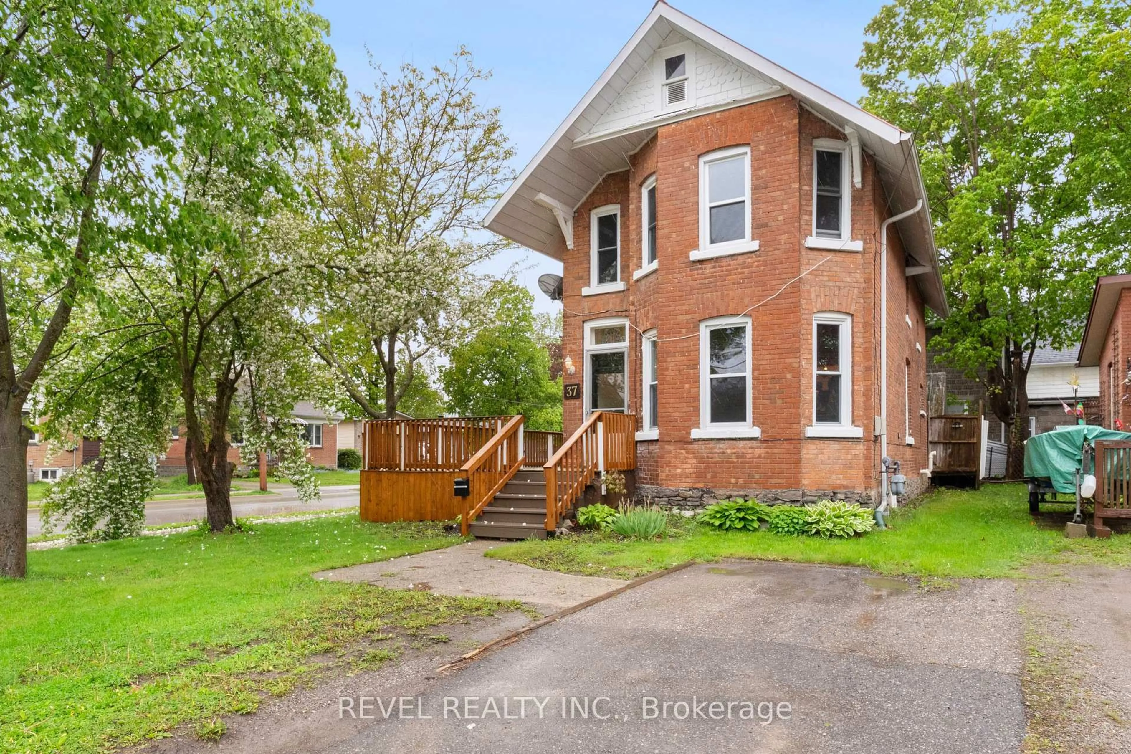 Home with brick exterior material, street for 37 St Lawrence St, Kawartha Lakes Ontario K9V 2K1
