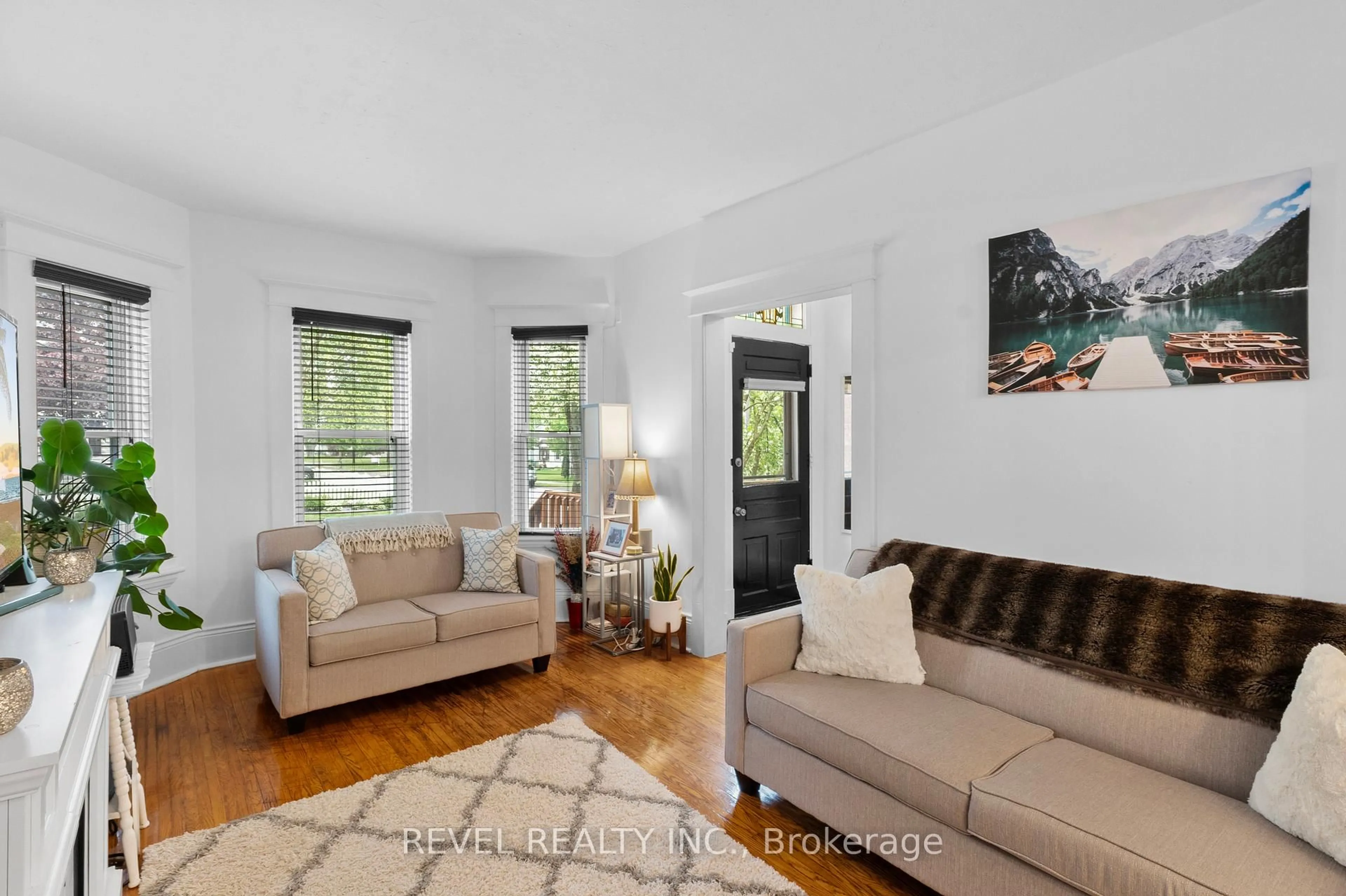 Living room with furniture, unknown for 37 St Lawrence St, Kawartha Lakes Ontario K9V 2K1
