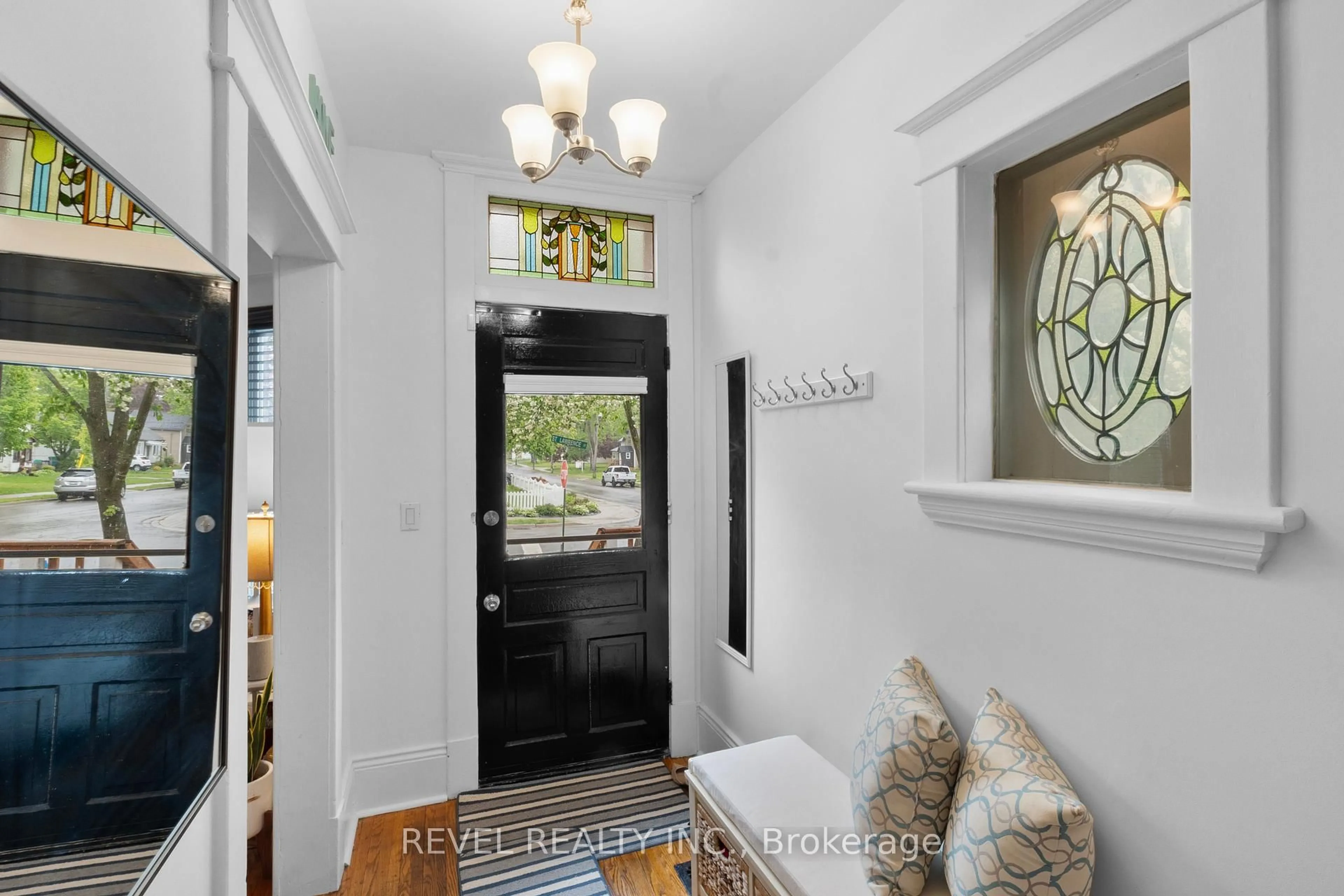 Indoor entryway for 37 St Lawrence St, Kawartha Lakes Ontario K9V 2K1