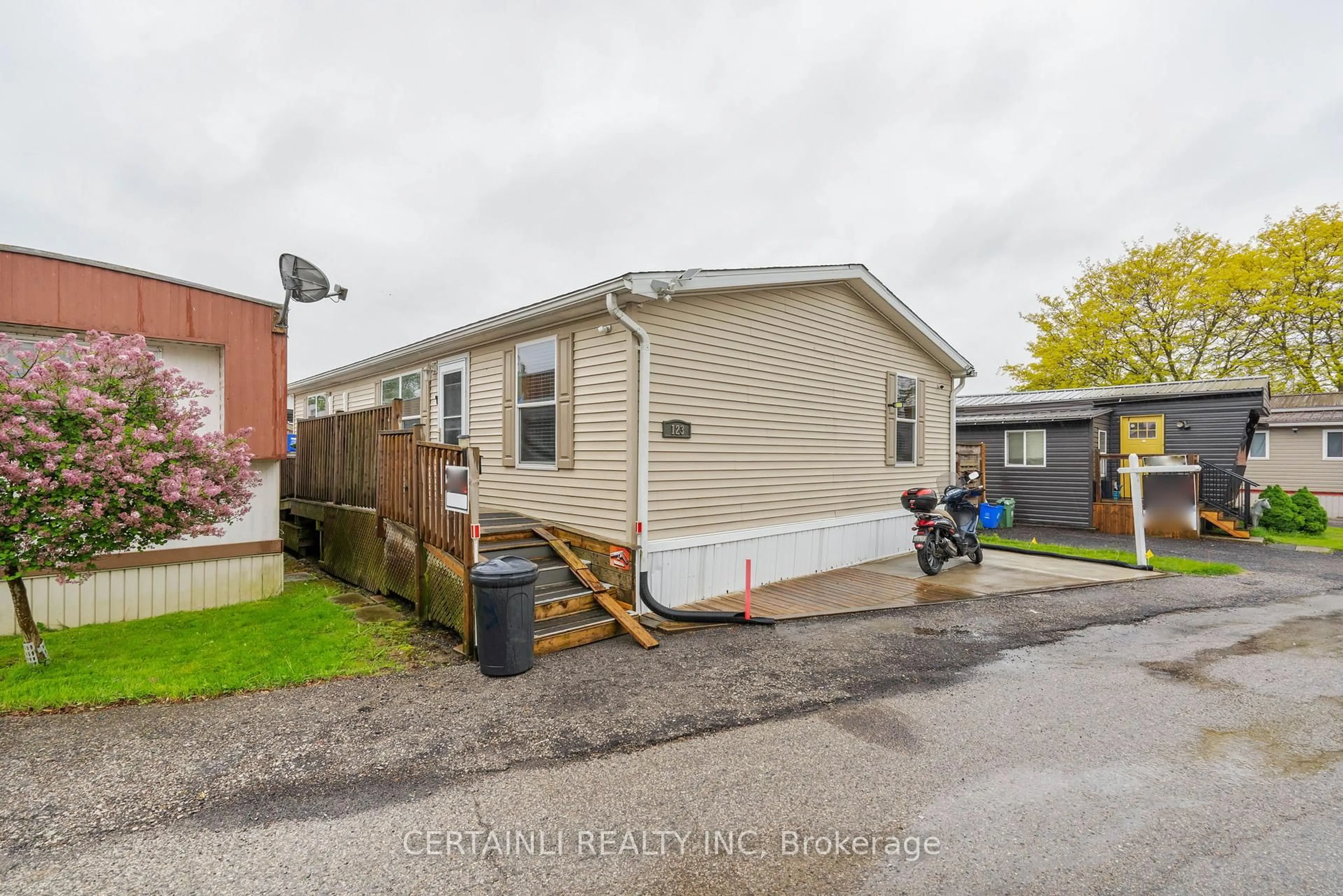 Unknown for 2189 Dundas St #123, London East Ontario N5V 1H3