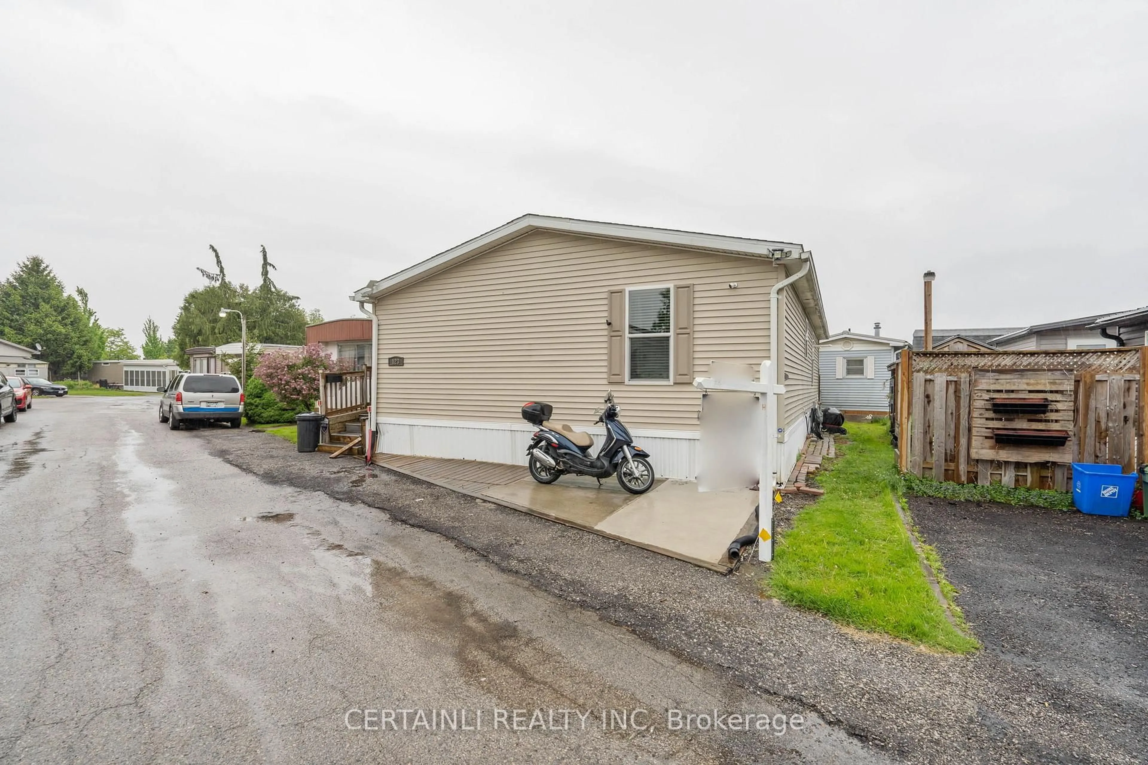 Unknown for 2189 Dundas St #123, London East Ontario N5V 1H3