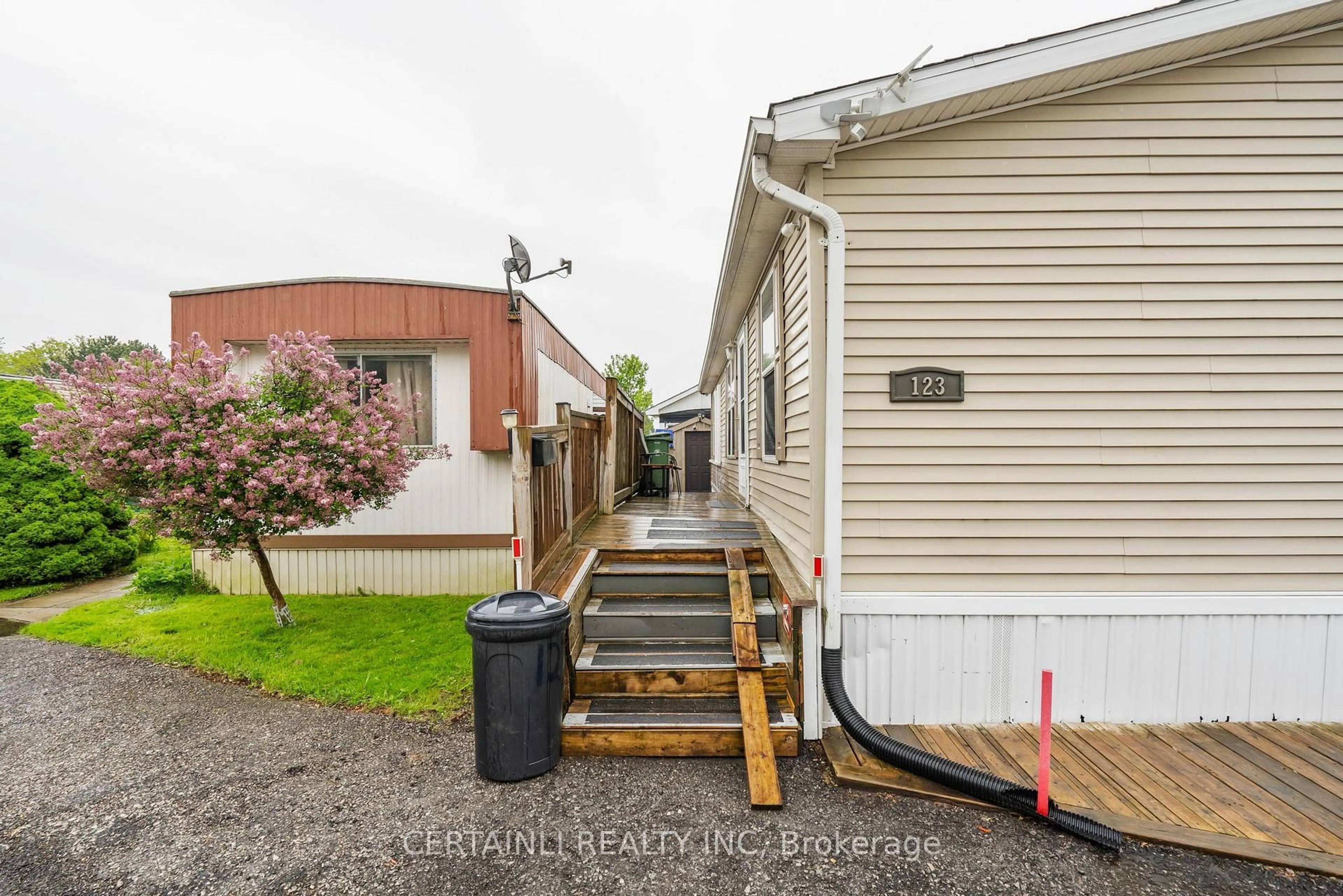 Unknown for 2189 Dundas St #123, London East Ontario N5V 1H3