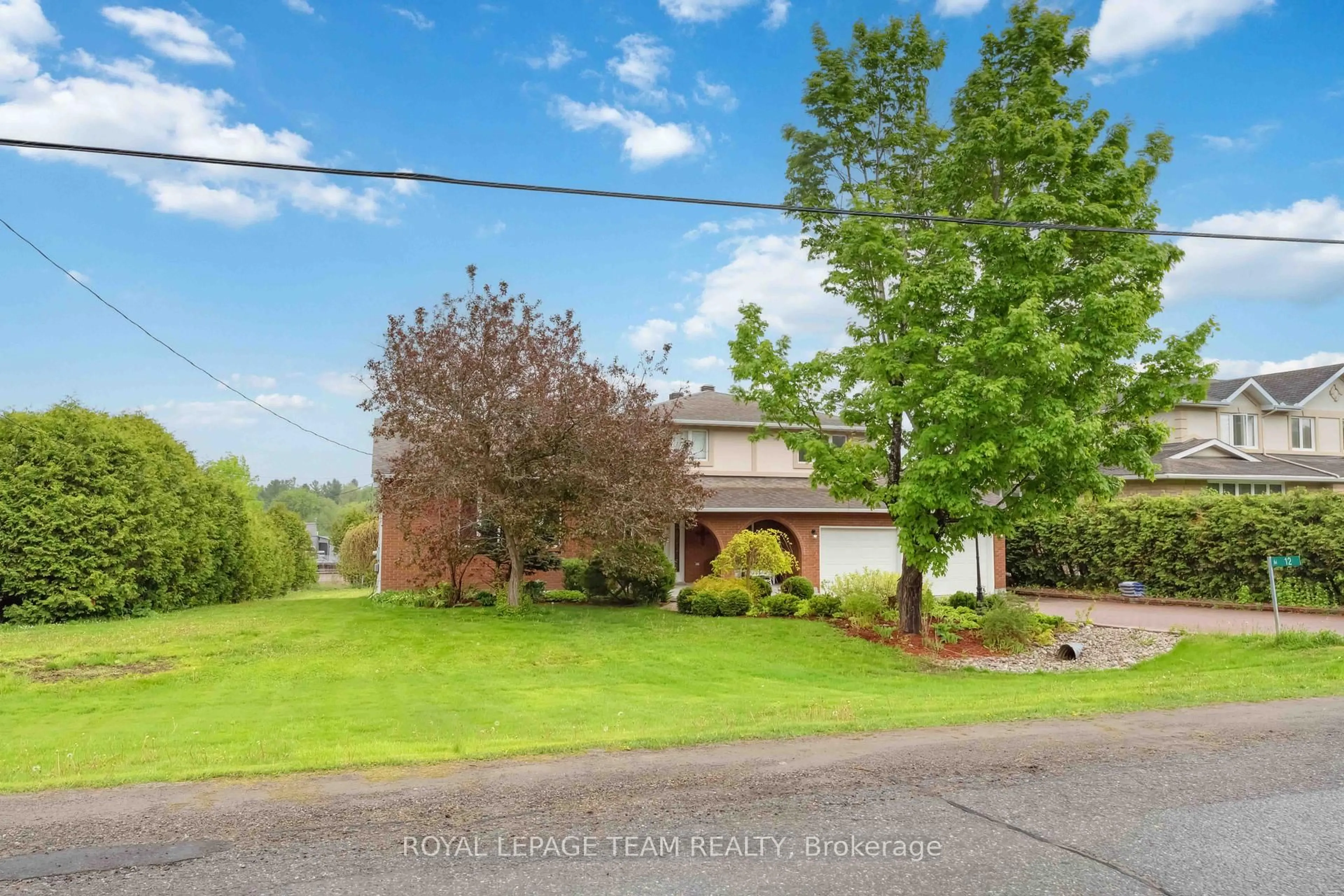 A pic from outside/outdoor area/front of a property/back of a property/a pic from drone, unknown for 12 Queen Anne Cres, Ottawa Ontario K2C 3H1