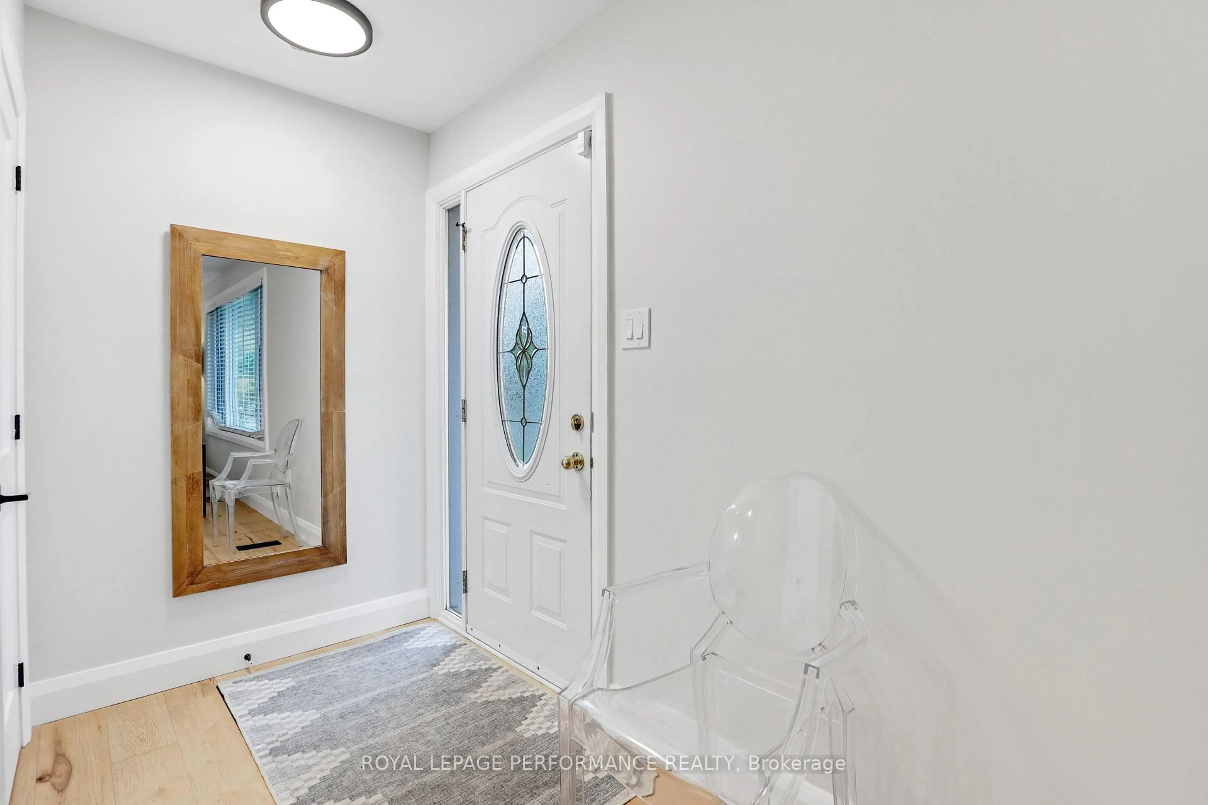 Indoor entryway for 907 Elsett Dr, Ottawa Ontario K1G 2S4