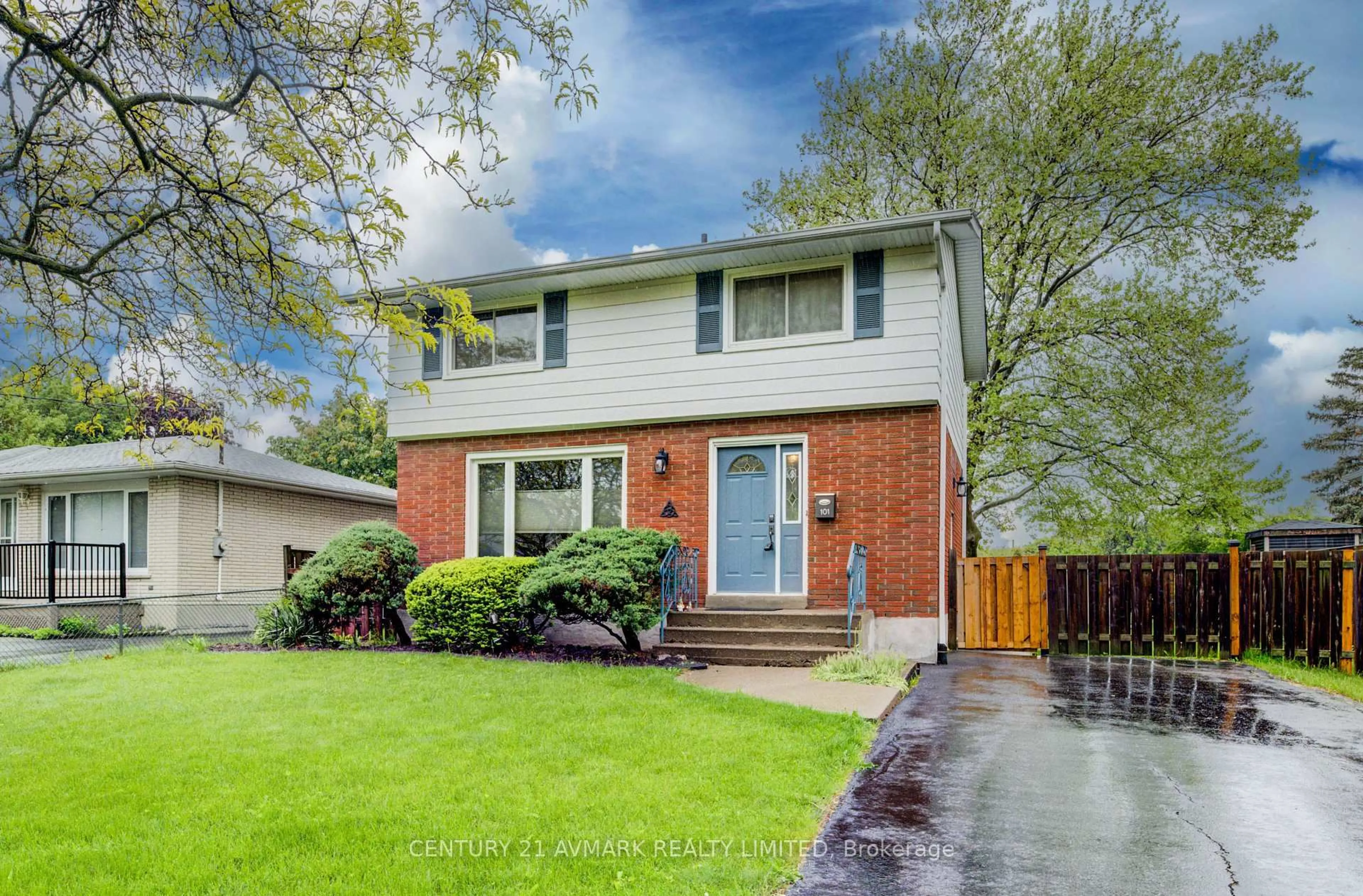 Home with vinyl exterior material, street for 101 Meredith Dr, St. Catharines Ontario L2M 6C5
