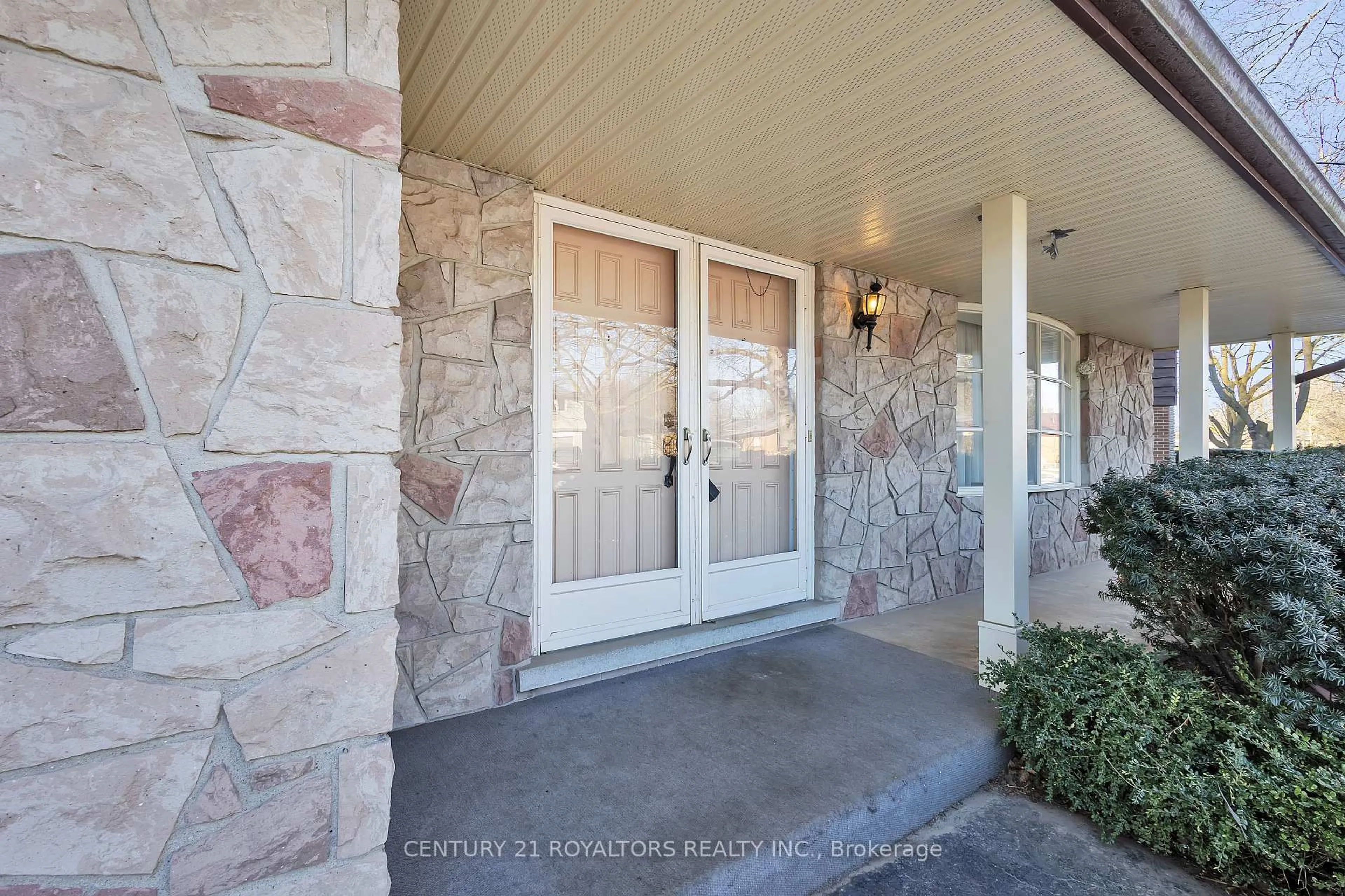 Indoor entryway for 279 Kenneth Ave, Kitchener Ontario N2A 1W5