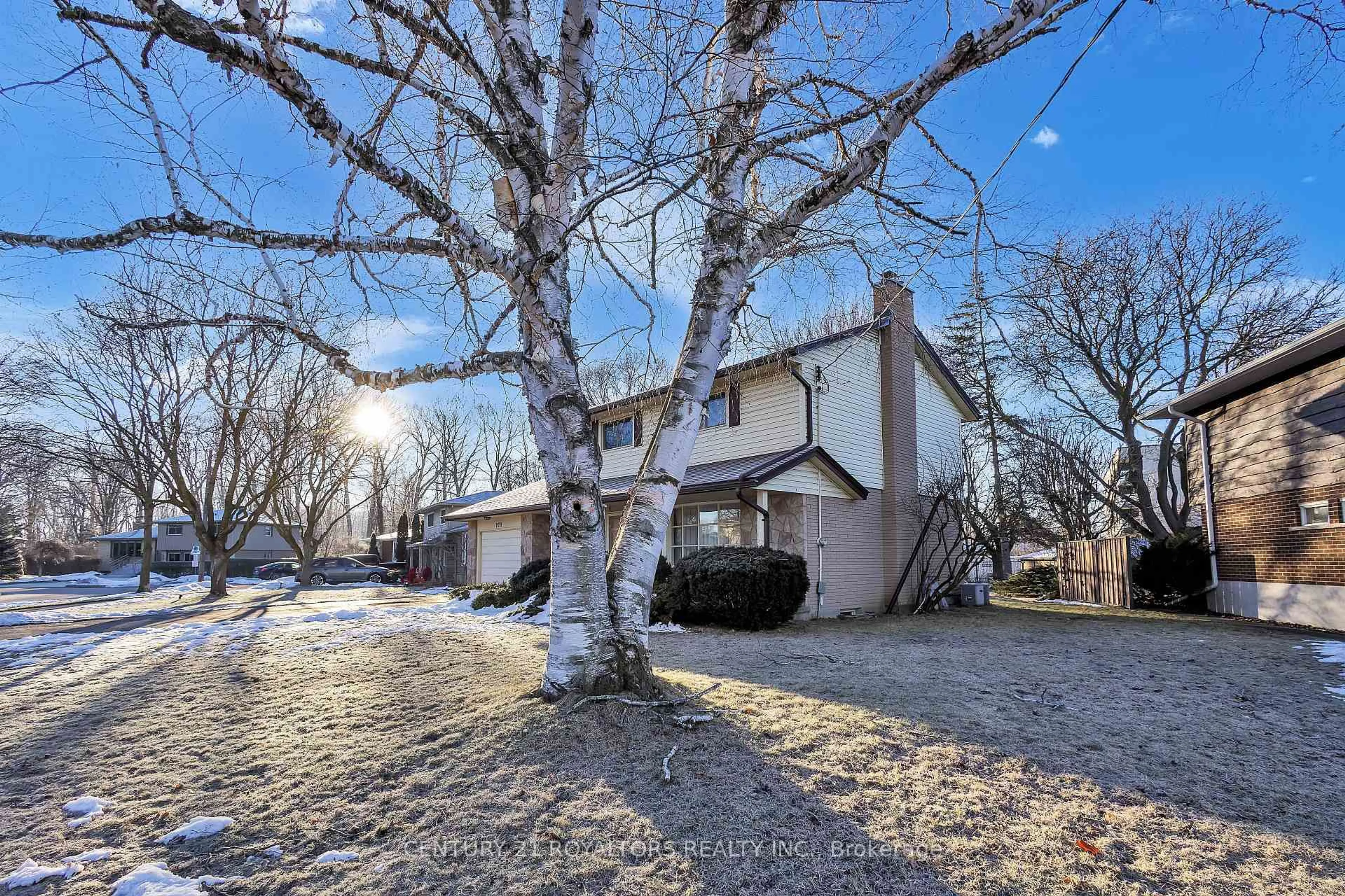 A pic from outside/outdoor area/front of a property/back of a property/a pic from drone, street for 279 Kenneth Ave, Kitchener Ontario N2A 1W5
