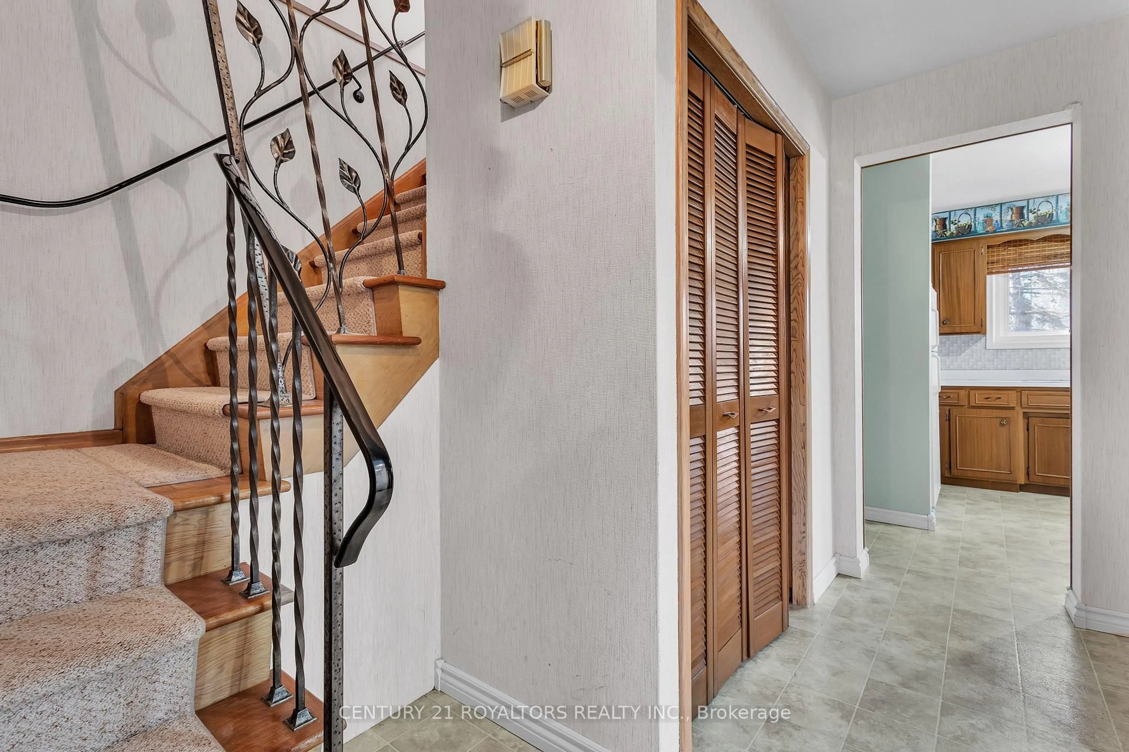 Indoor entryway for 279 Kenneth Ave, Kitchener Ontario N2A 1W5