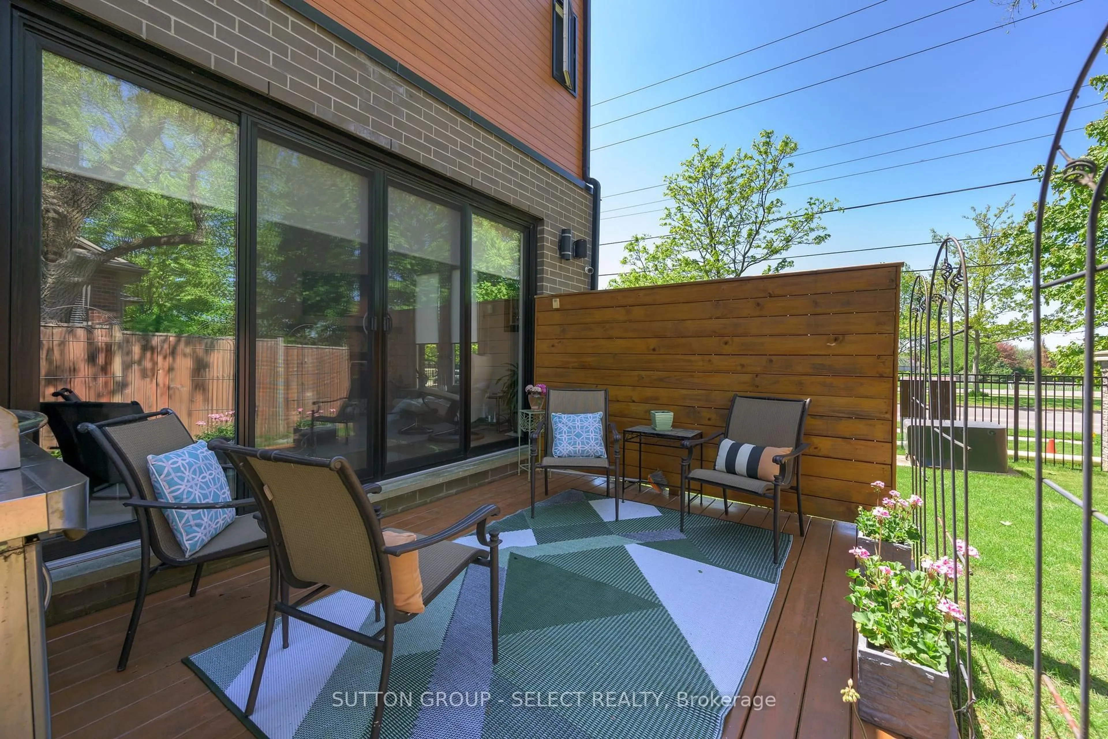 Patio, street for 433 Hyde Park Rd #2, London North Ontario N6H 3R9