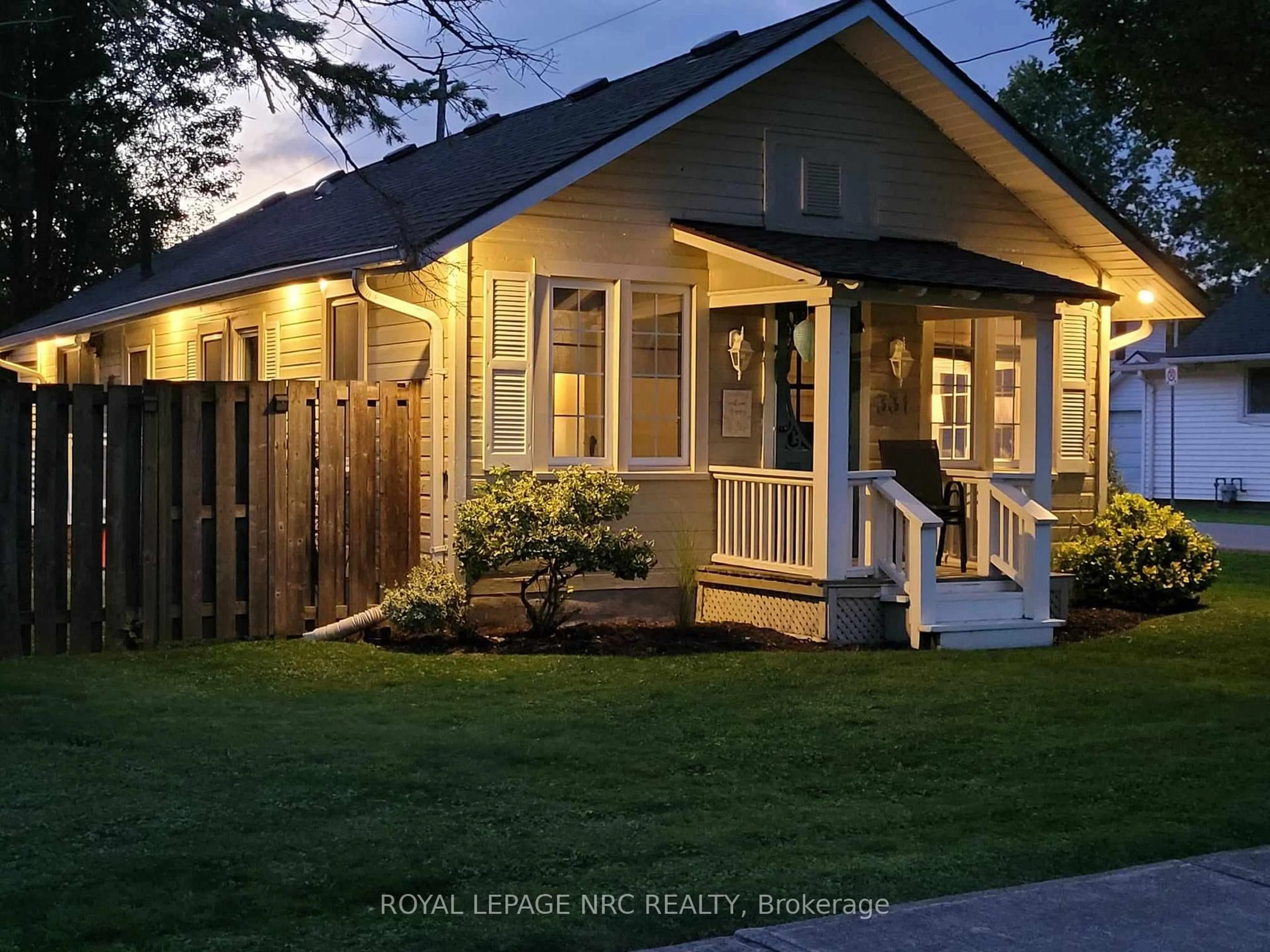 Home with vinyl exterior material, street for 331 Inglewood Rd, Fort Erie Ontario L0S 1B0