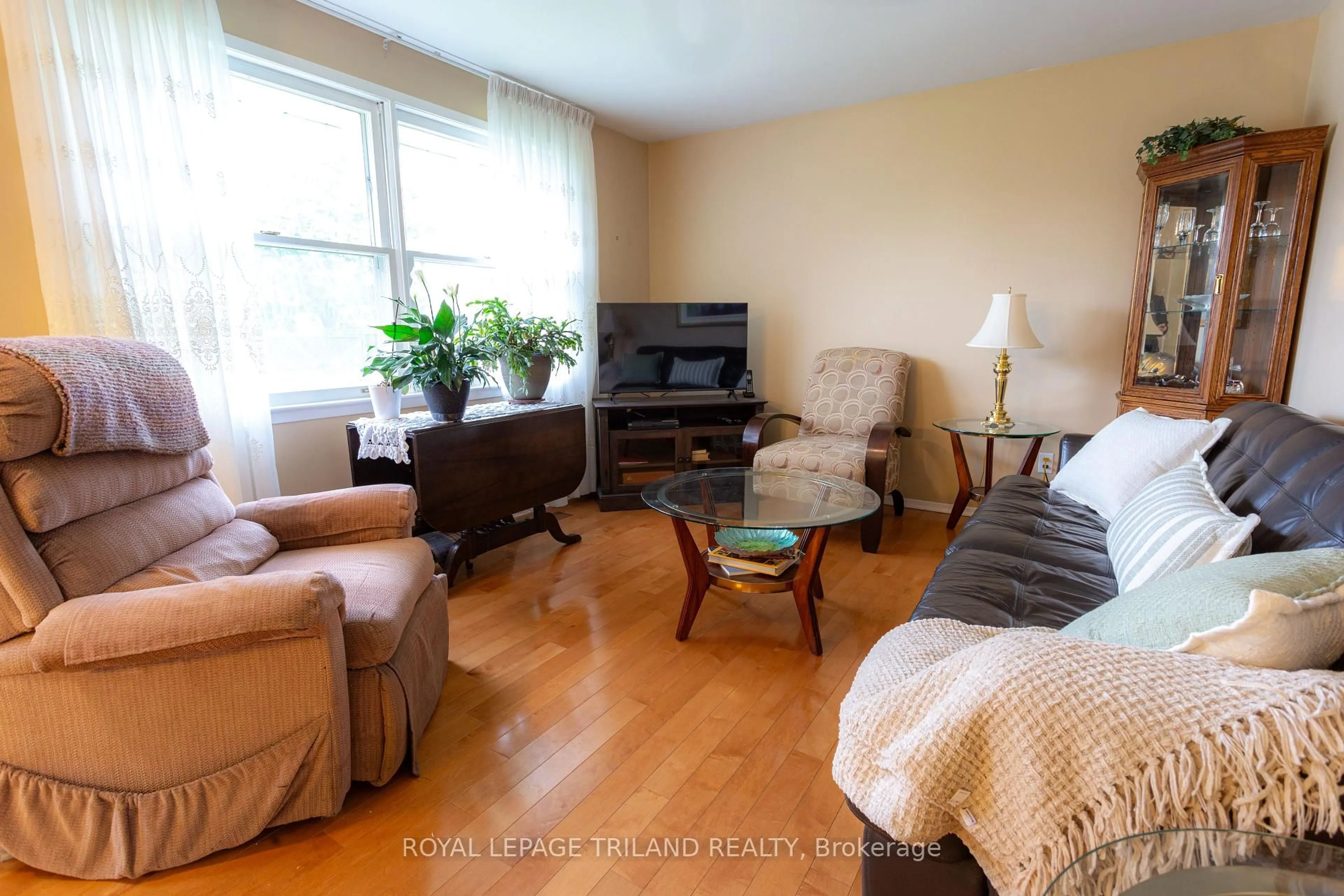 Living room with furniture, wood/laminate floor for 28 Raven Ave, St. Thomas Ontario N5R 5L1