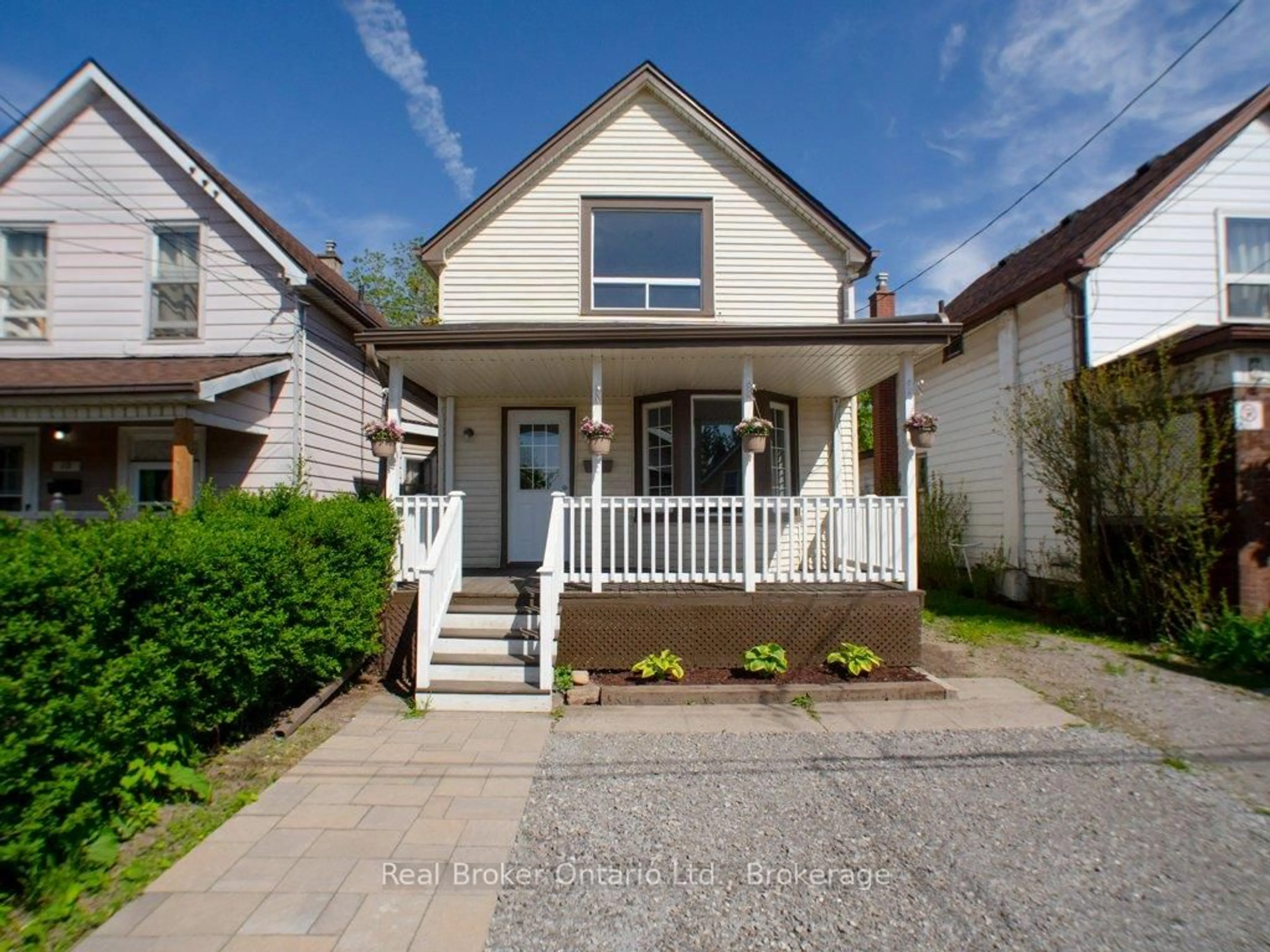 Home with vinyl exterior material, street for 10 Albemarle St, Hamilton Ontario L8L 7G3
