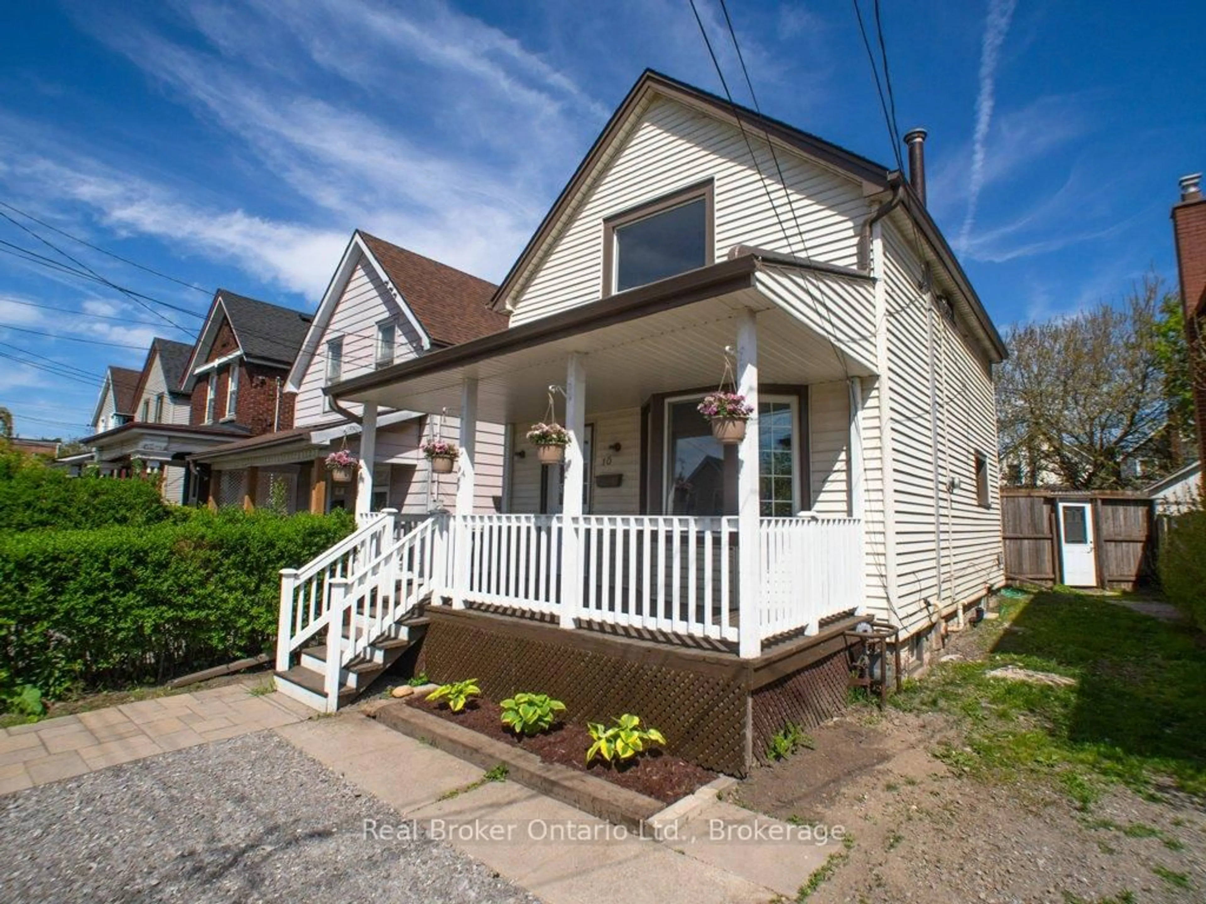 Home with vinyl exterior material, street for 10 Albemarle St, Hamilton Ontario L8L 7G3