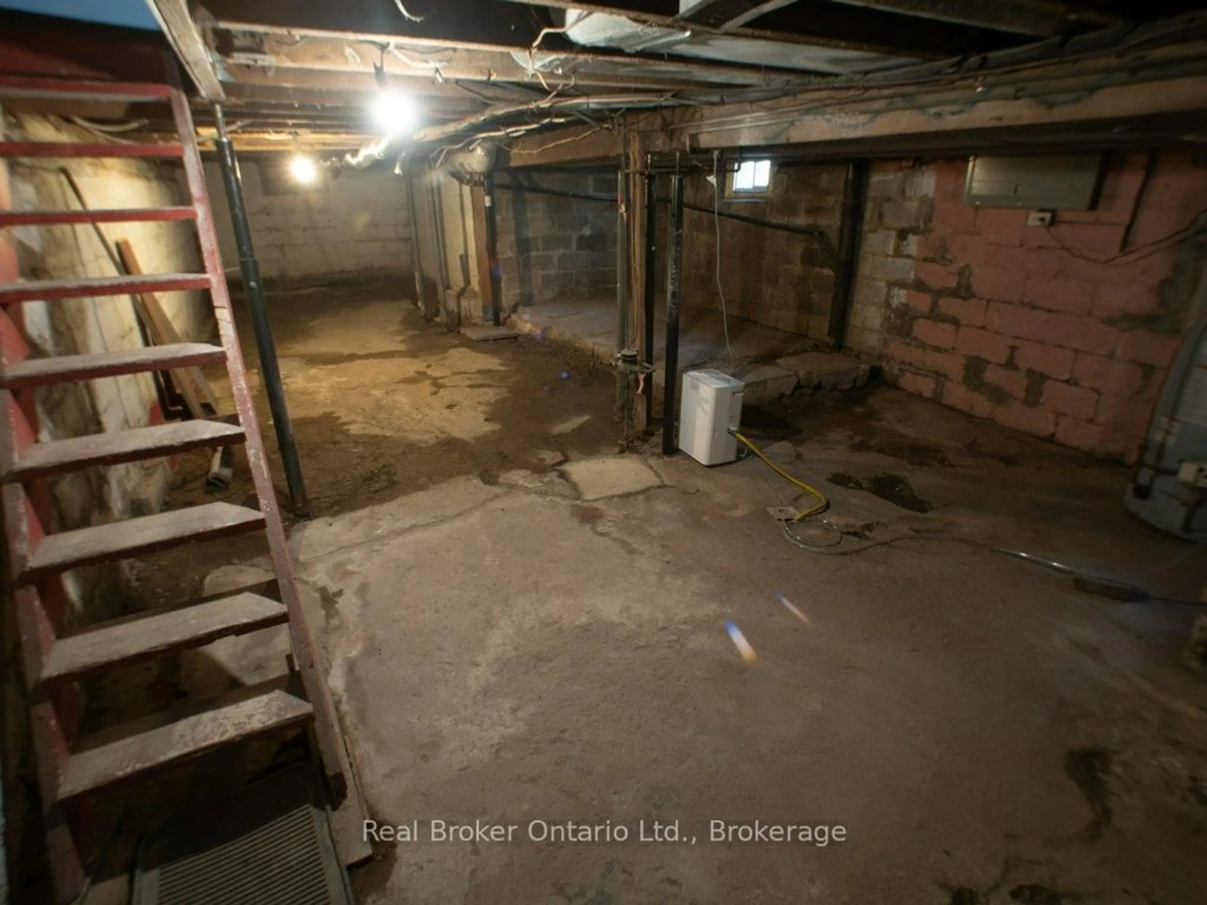 A pic of a room for 10 Albemarle St, Hamilton Ontario L8L 7G3