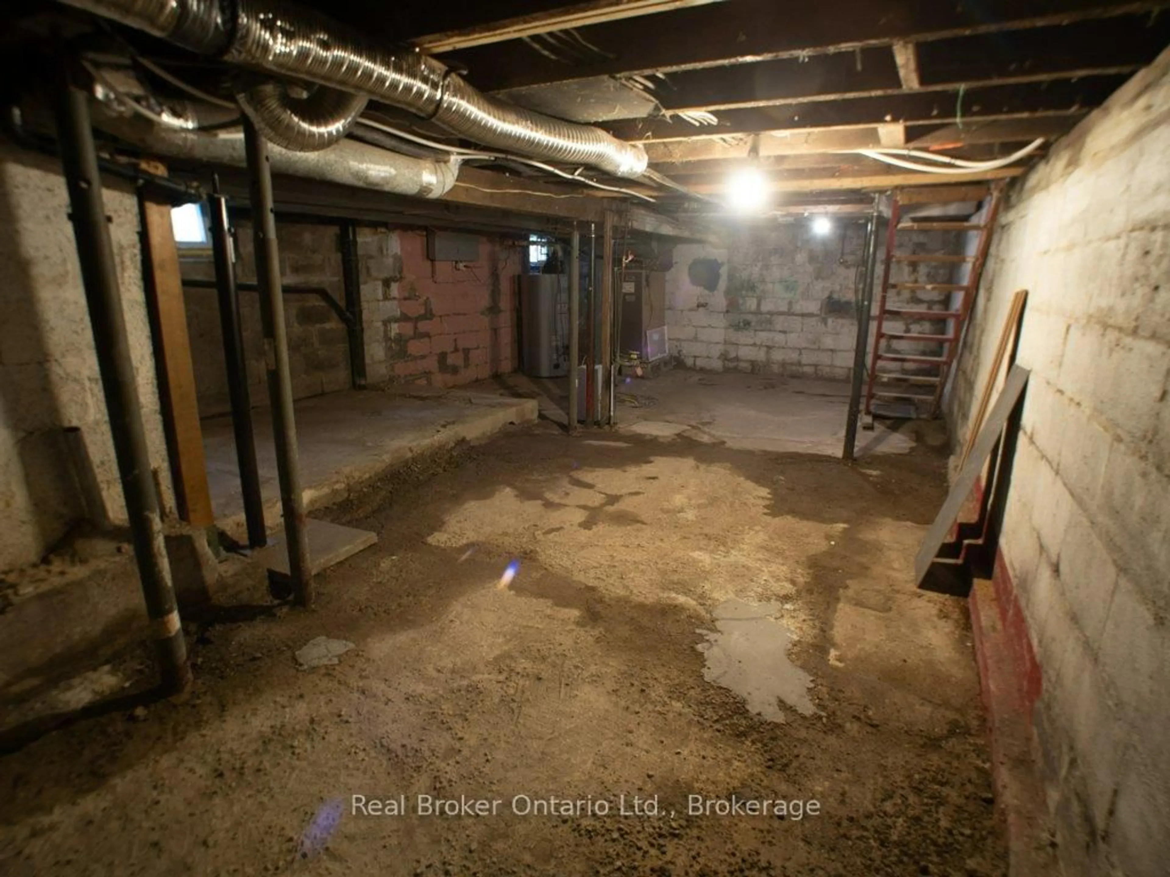 A pic of a room for 10 Albemarle St, Hamilton Ontario L8L 7G3