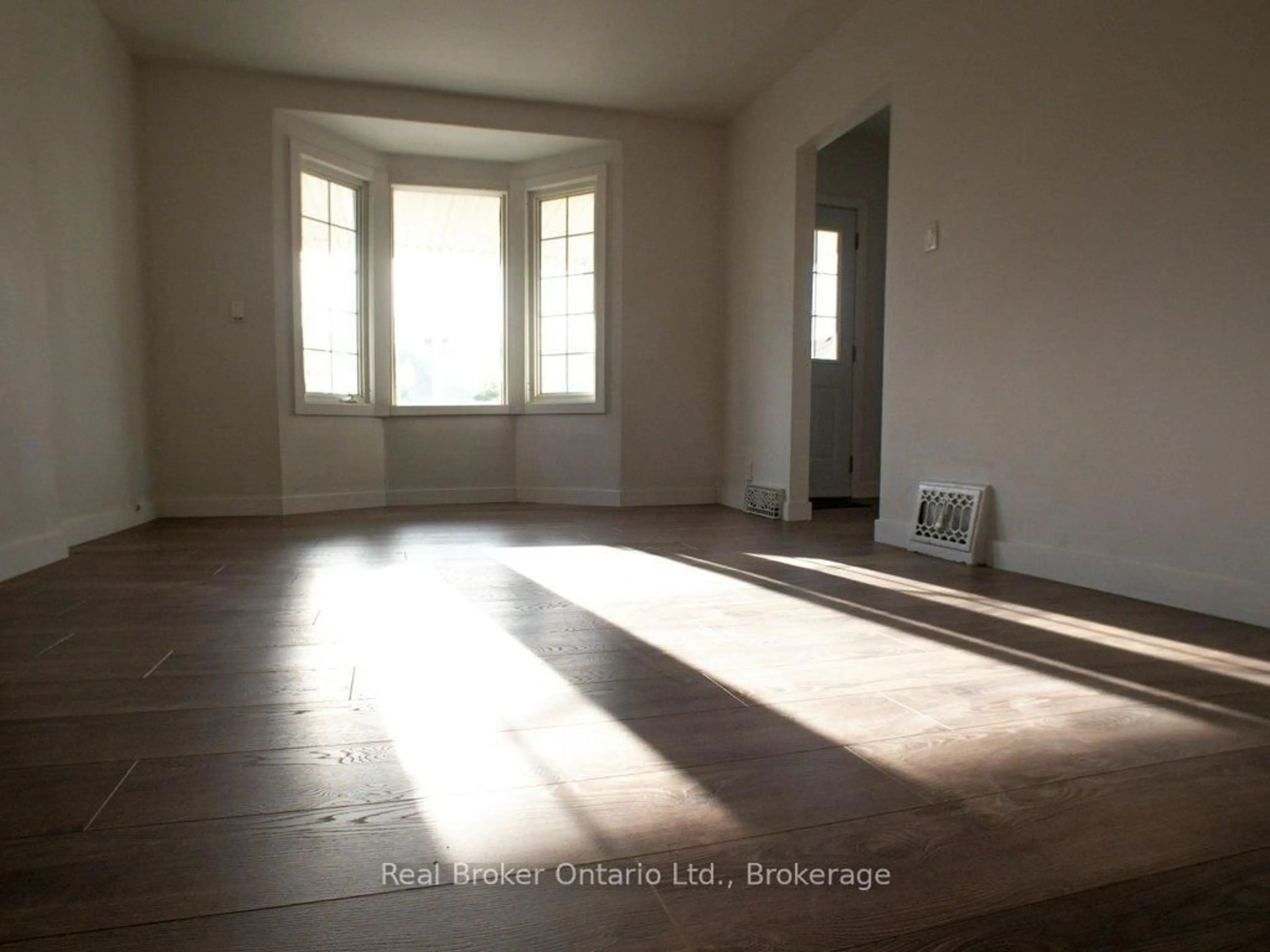 A pic of a room for 10 Albemarle St, Hamilton Ontario L8L 7G3