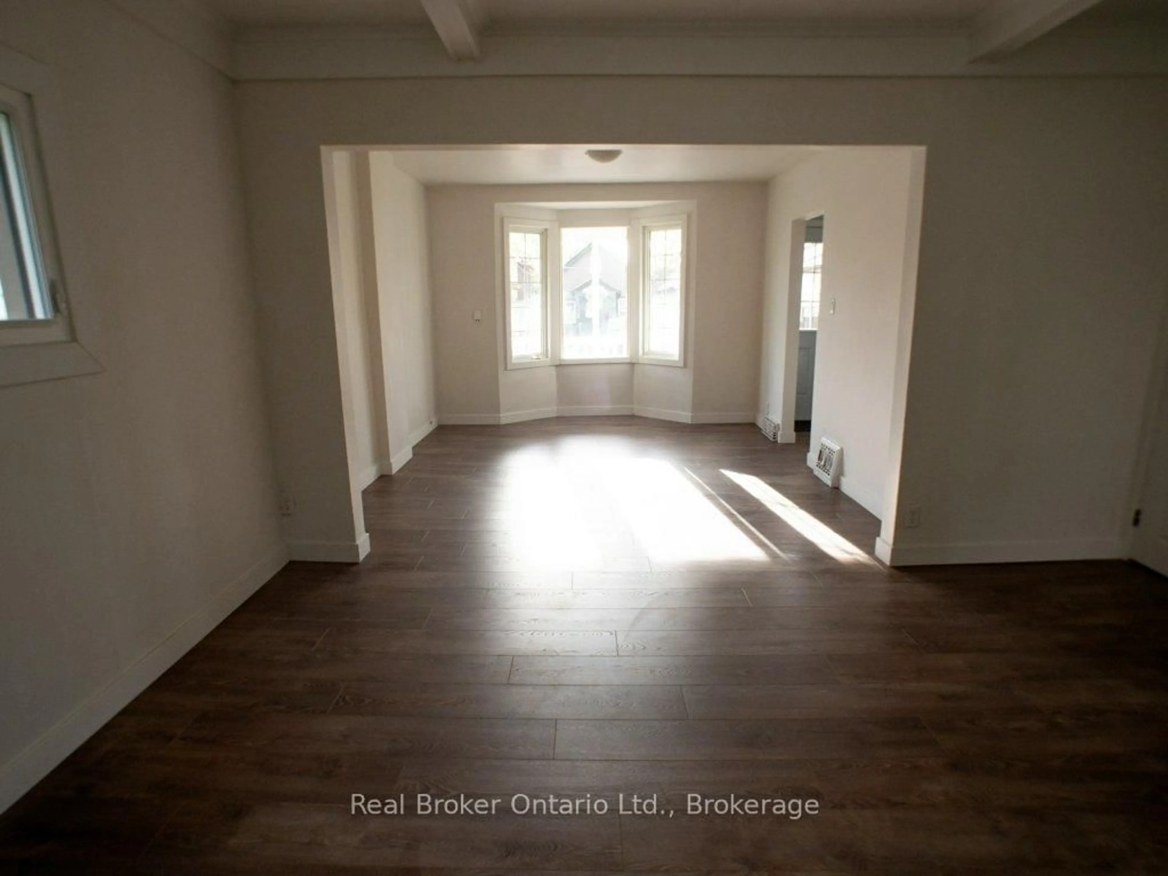 A pic of a room for 10 Albemarle St, Hamilton Ontario L8L 7G3