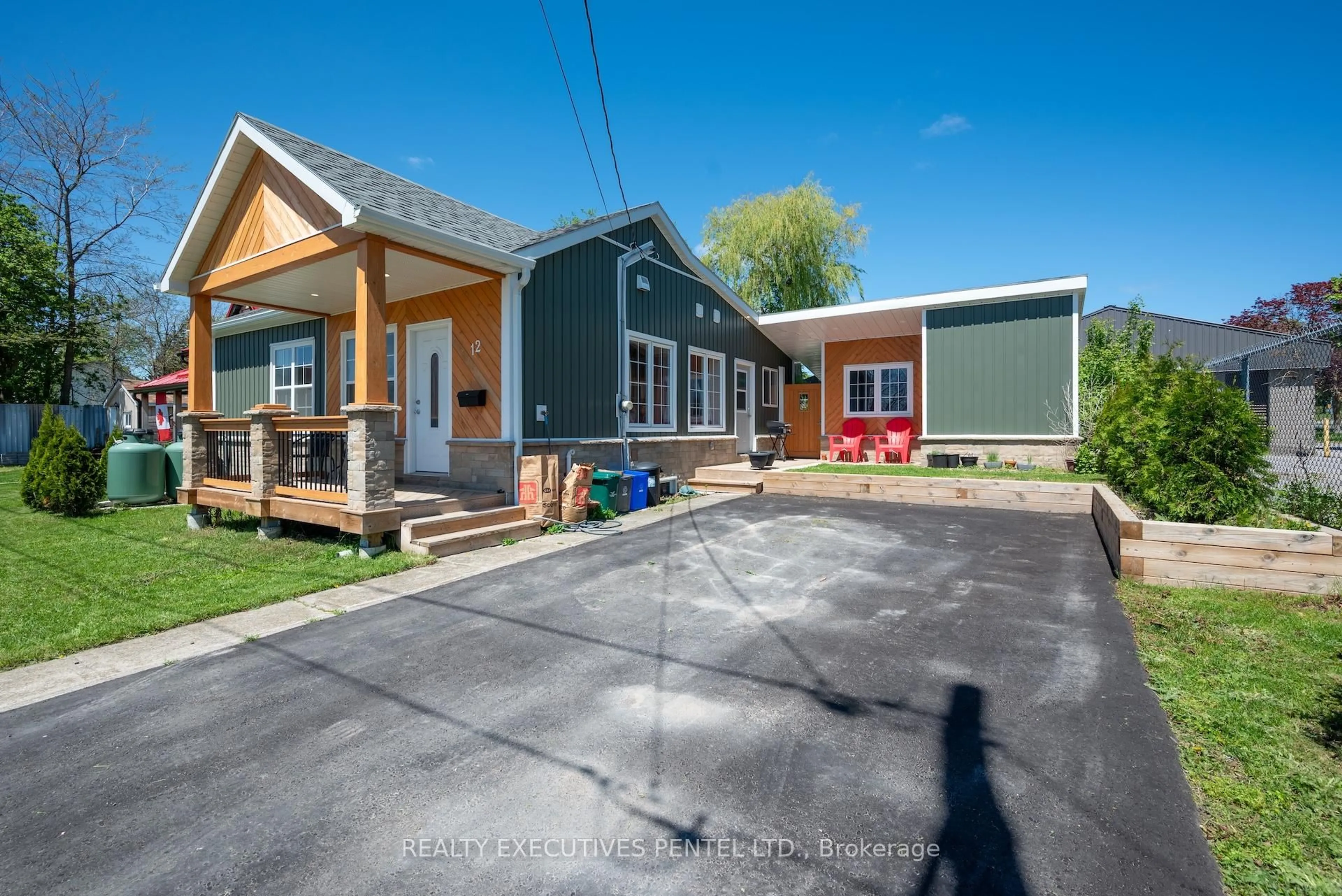 A pic from outside/outdoor area/front of a property/back of a property/a pic from drone, street for 12 Station St, Cobourg Ontario K9A 1Z3