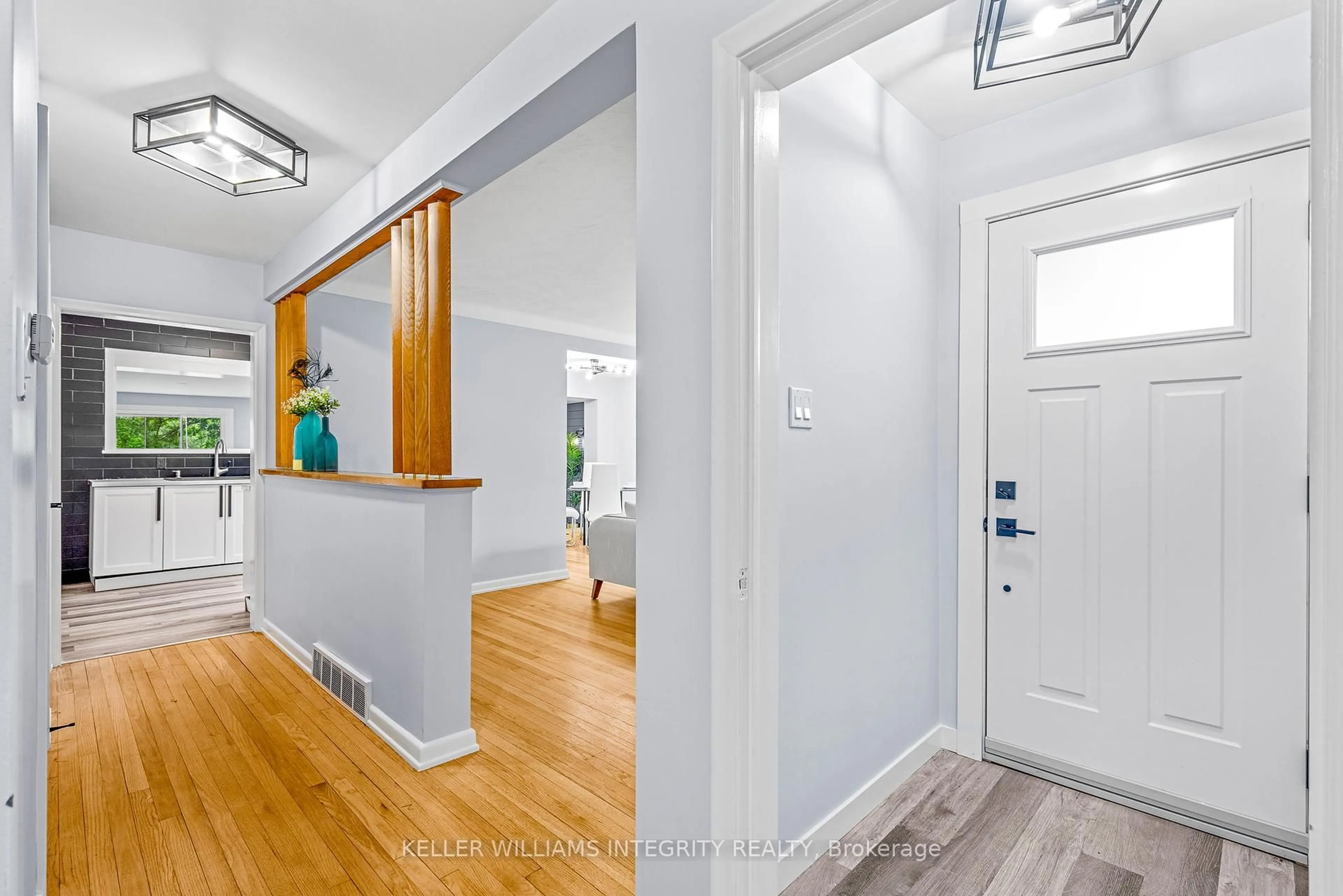 Indoor entryway for 1116 Cline Cres, Ottawa Ontario K2C 2P2