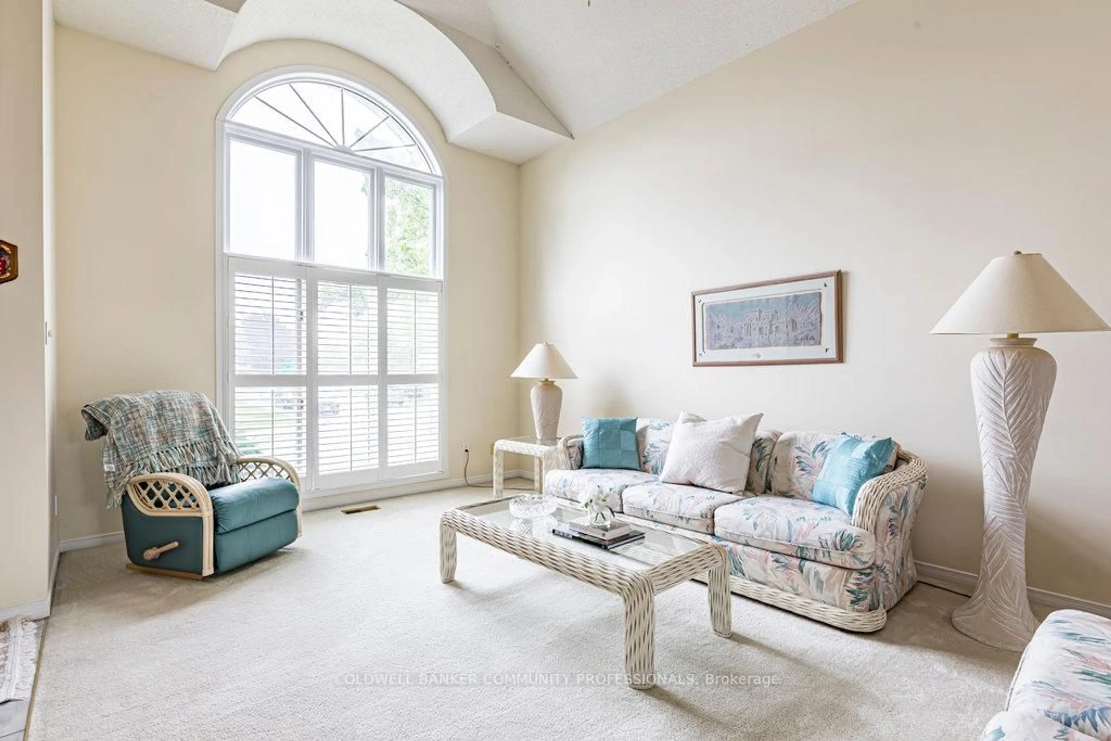 Living room with furniture, carpet floor for 2 Katie Crt, Hamilton Ontario L9B 2K9