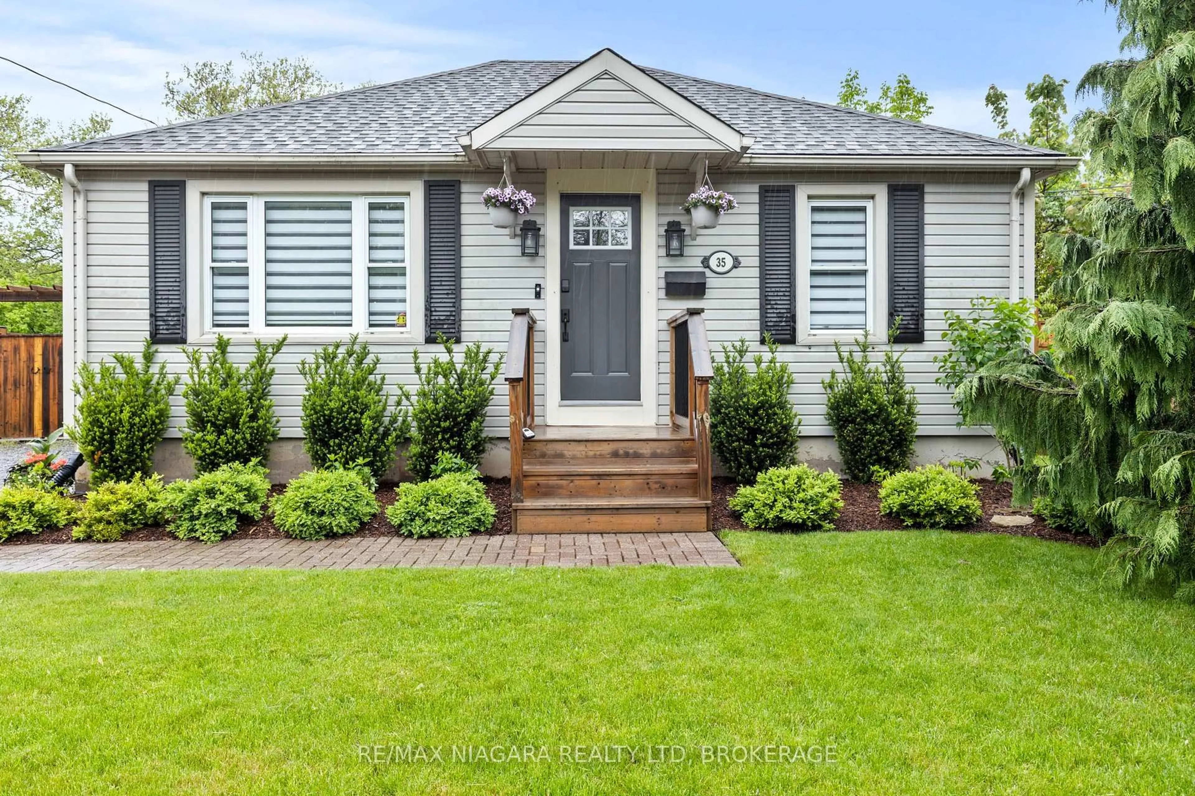 Home with vinyl exterior material, street for 35 TECUMSEH St, St. Catharines Ontario L2M 2M5