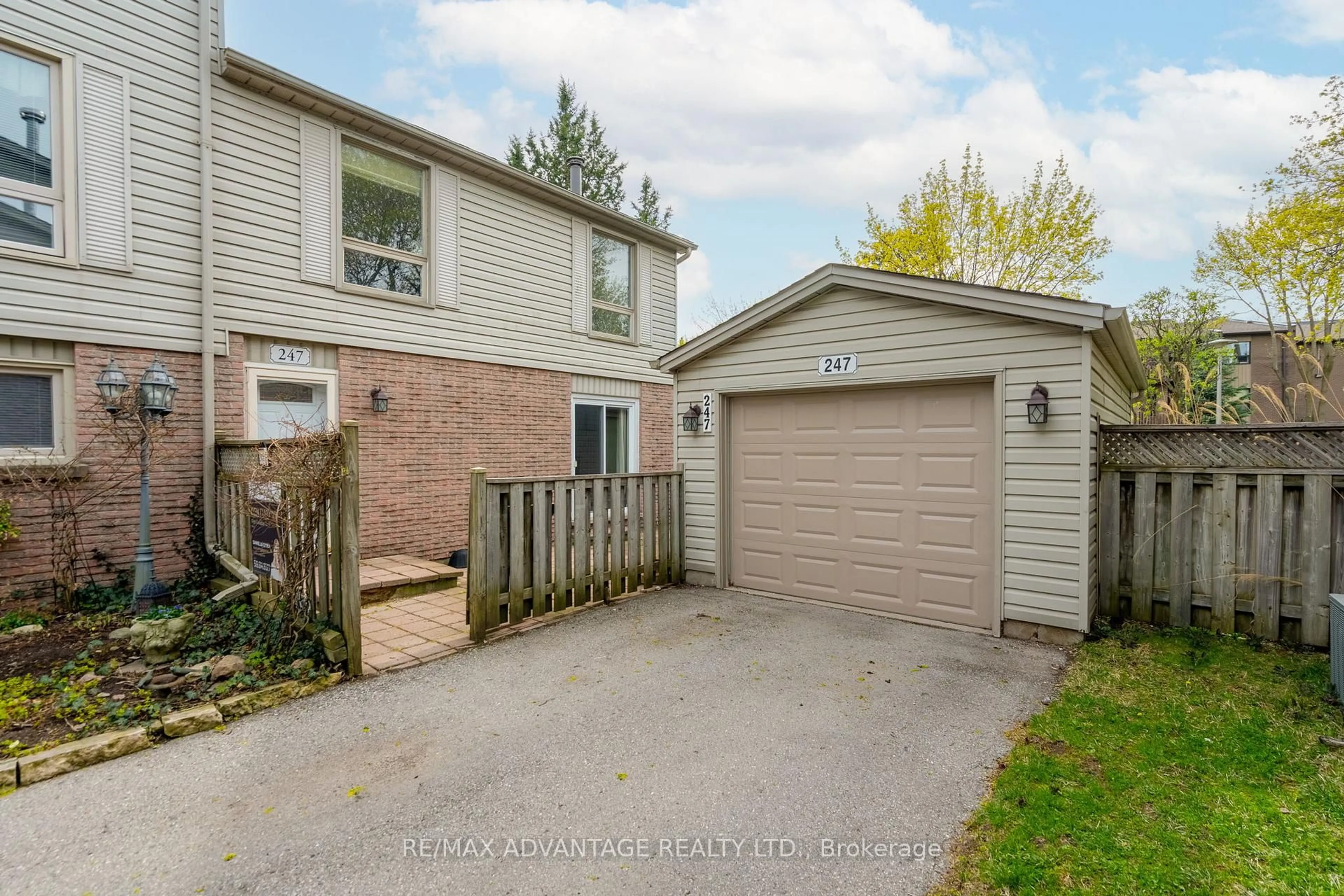A pic from outside/outdoor area/front of a property/back of a property/a pic from drone, street for 247 Everglade Cres, London North Ontario N6H 4M7