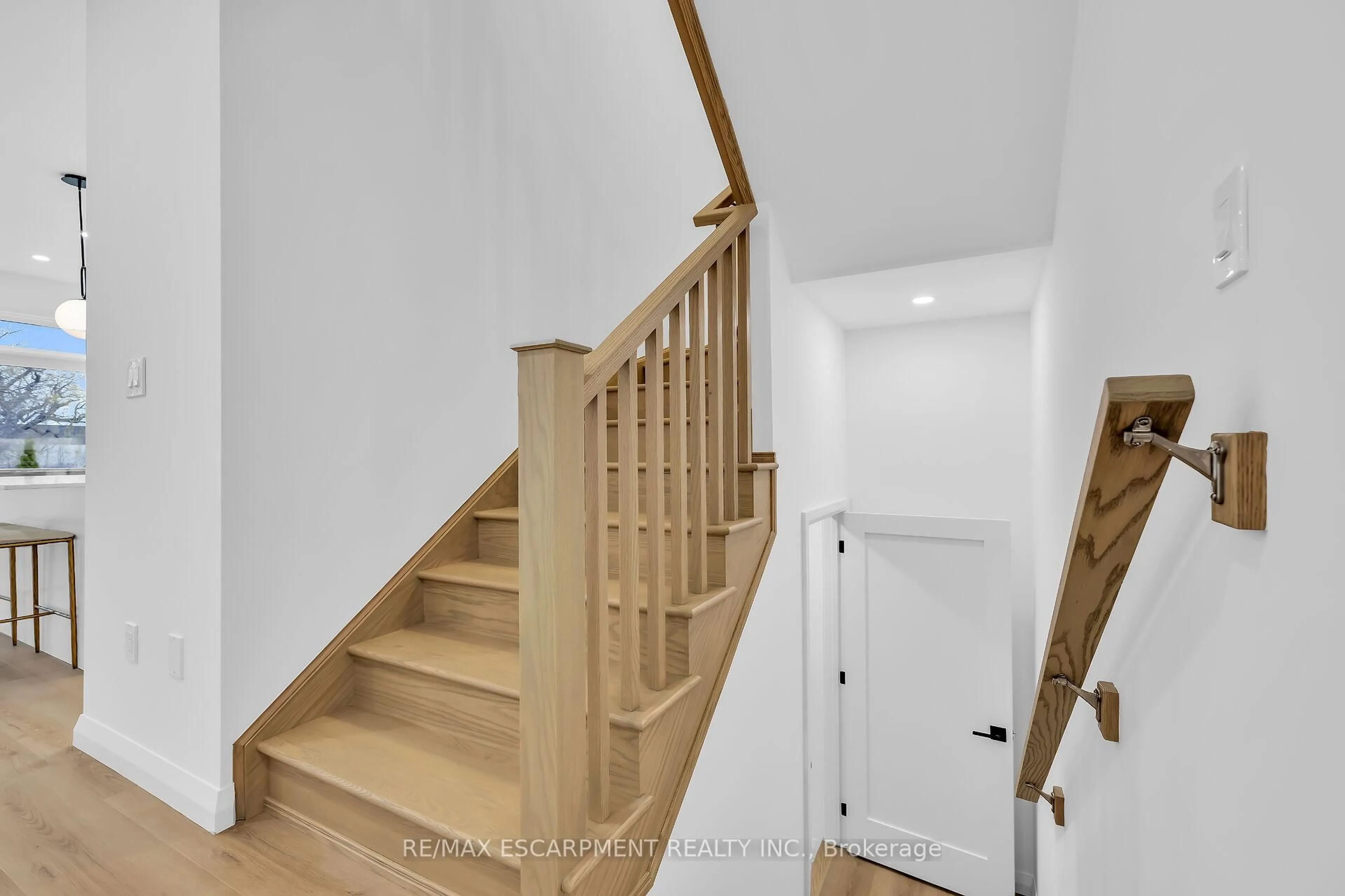 Stairs for 31 Kingfisher Dr, Hamilton Ontario L9A 5A4