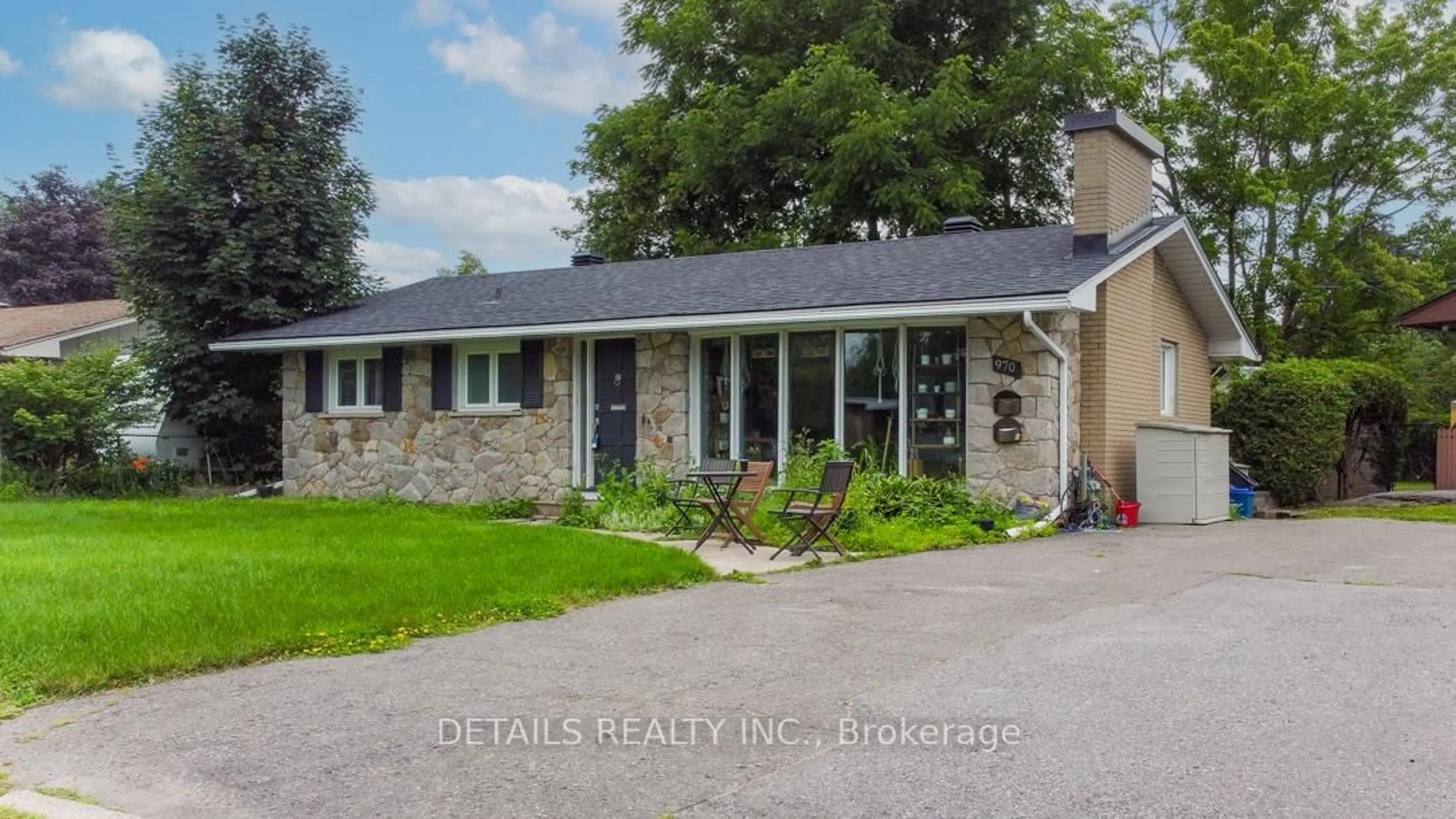 A pic from outside/outdoor area/front of a property/back of a property/a pic from drone, street for 970 Shamir Ave, Ottawa Ontario K1G 2T2