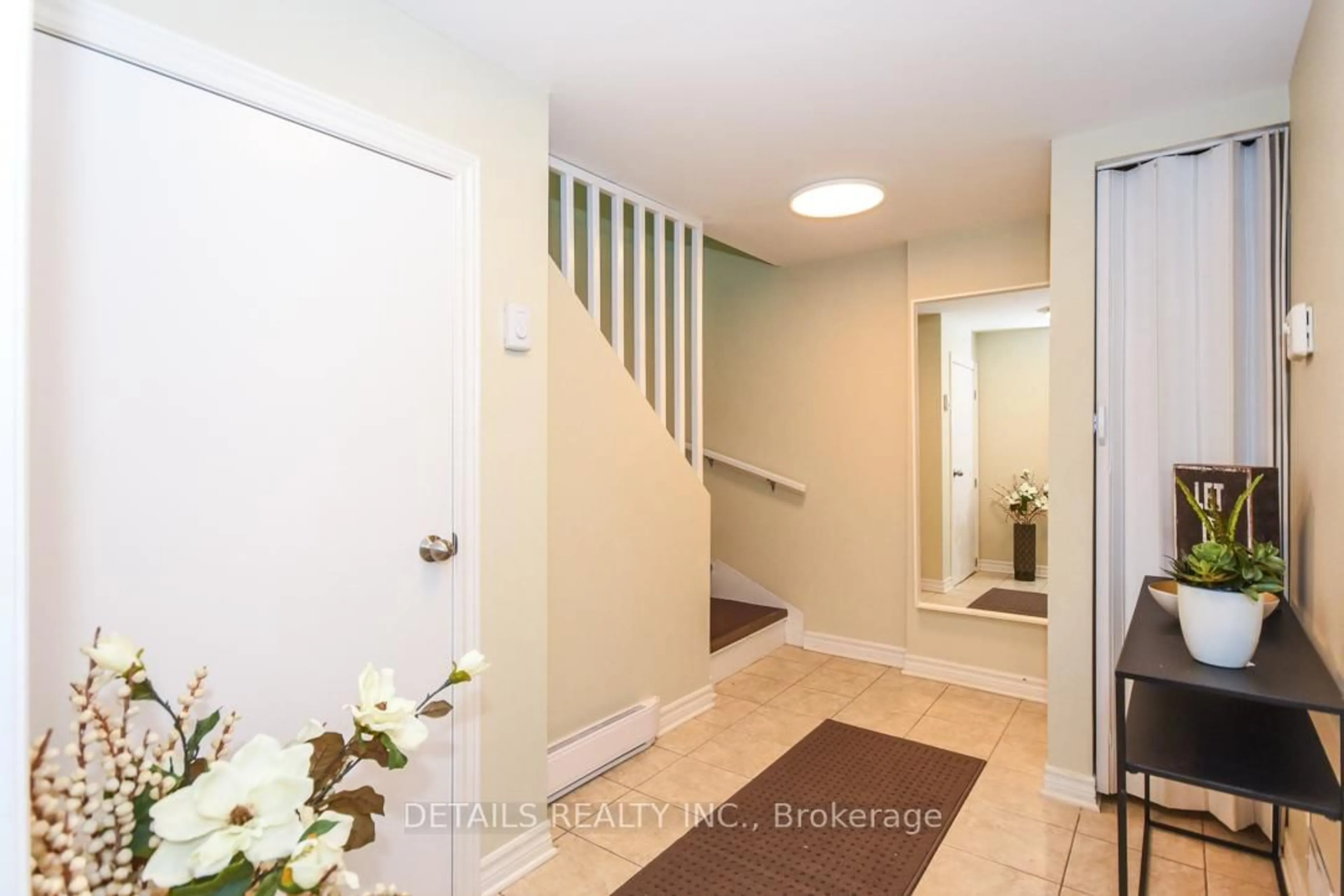 Indoor entryway for 970 Shamir Ave, Ottawa Ontario K1G 2T2