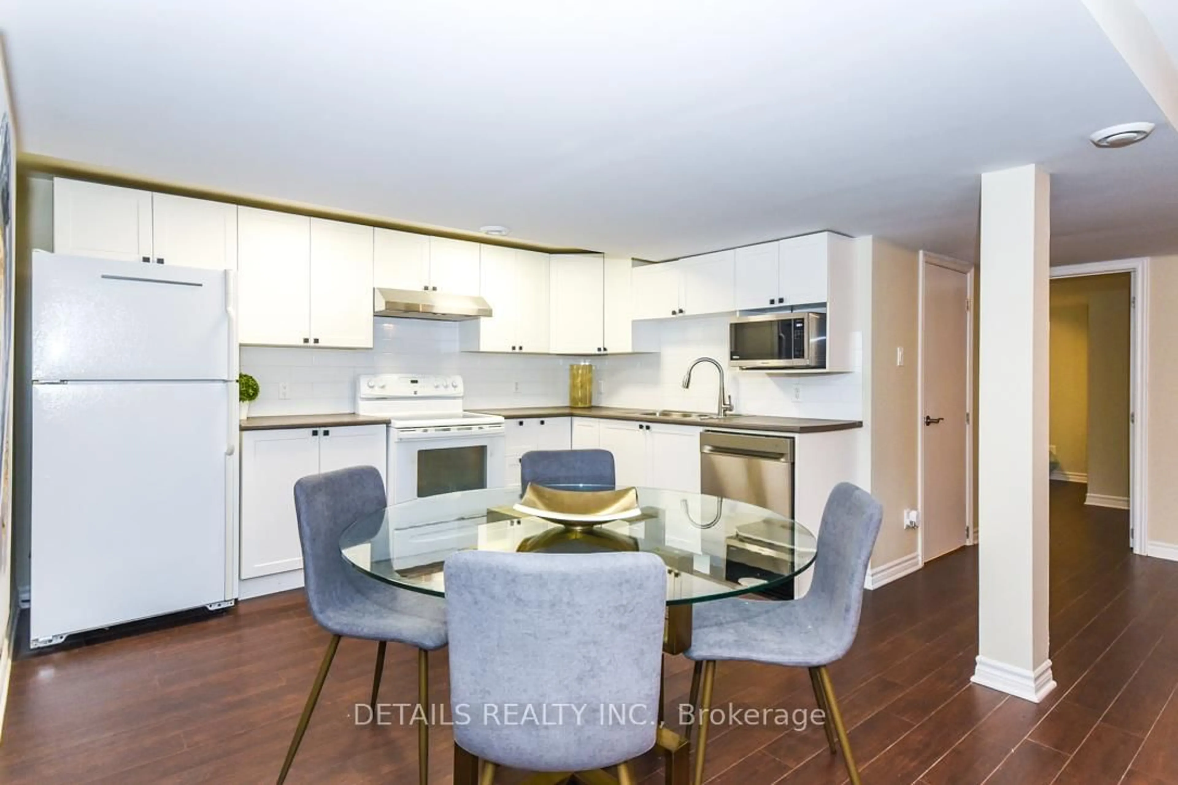 Open concept kitchen, wood/laminate floor for 970 Shamir Ave, Ottawa Ontario K1G 2T2