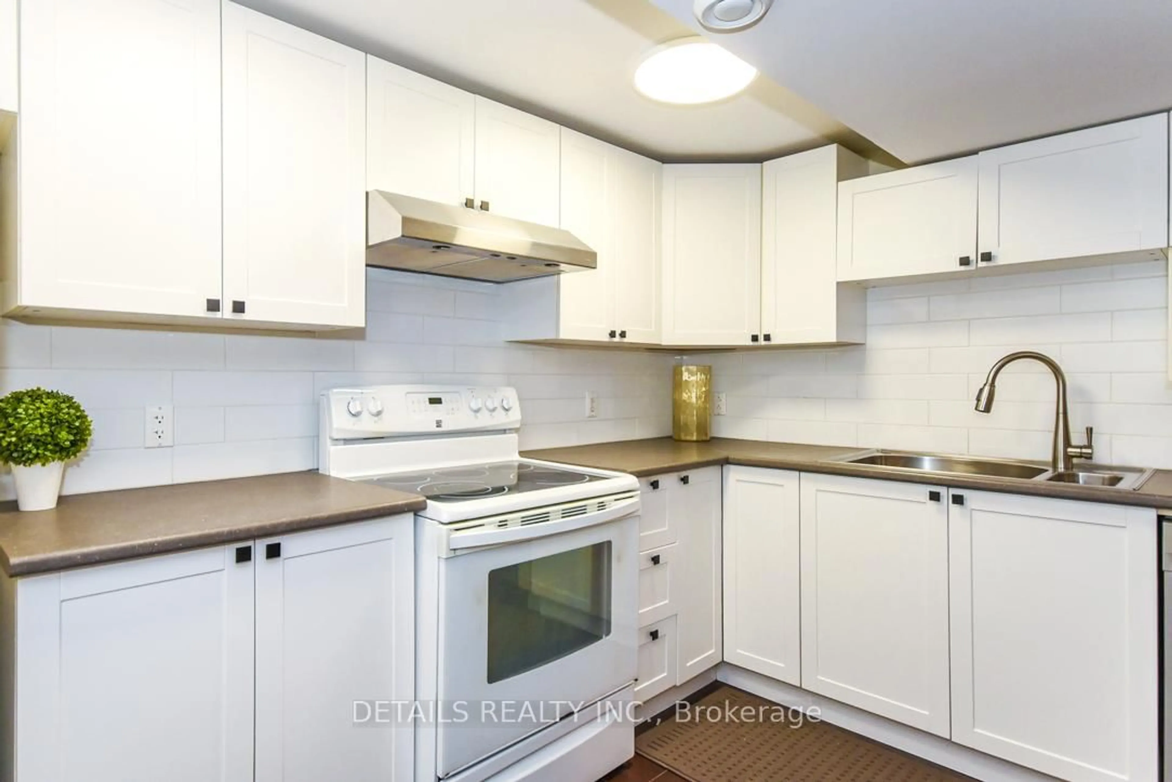Standard kitchen, wood/laminate floor for 970 Shamir Ave, Ottawa Ontario K1G 2T2