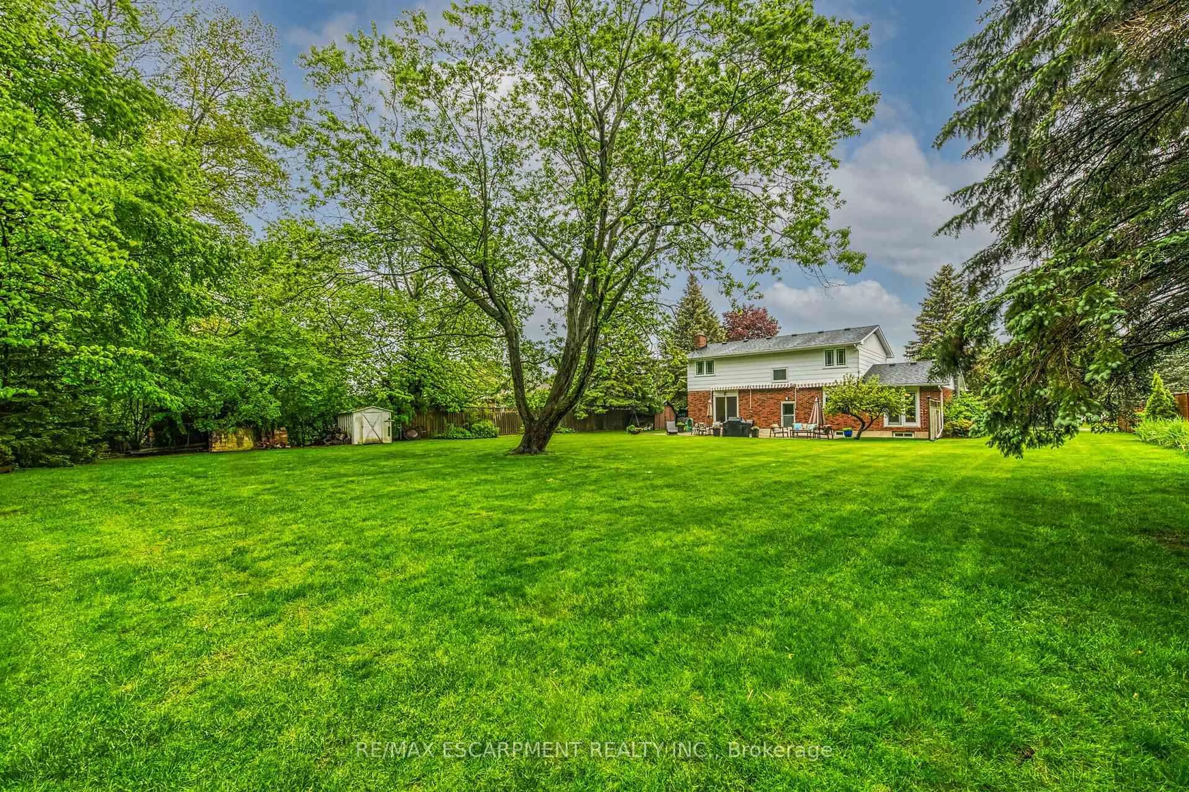A pic from outside/outdoor area/front of a property/back of a property/a pic from drone, unknown for 10 Emily St, Norfolk Ontario N0A 1N6