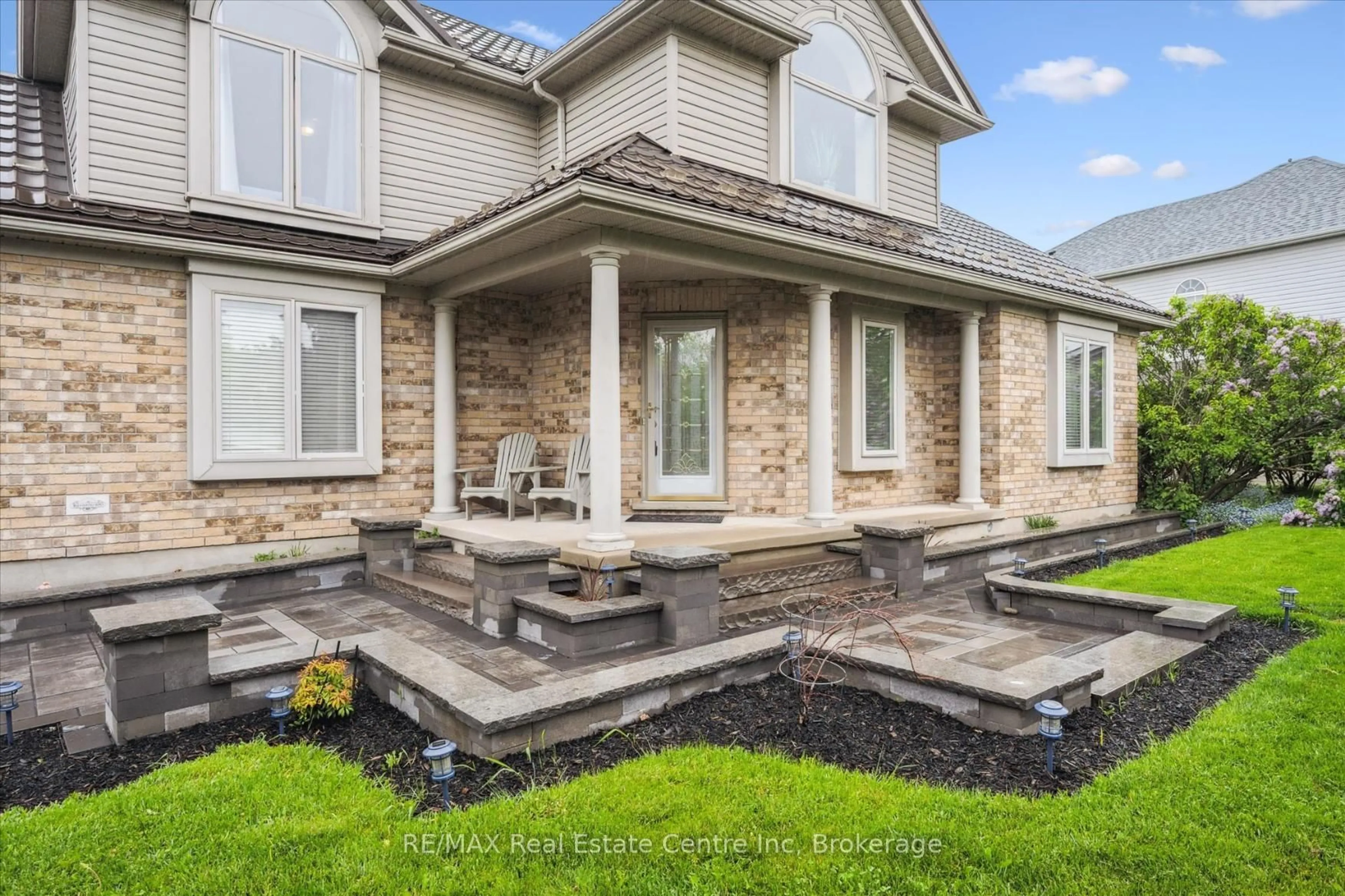 Home with vinyl exterior material, street for 3 Pine Ridge Dr, Guelph Ontario N1L 1N6