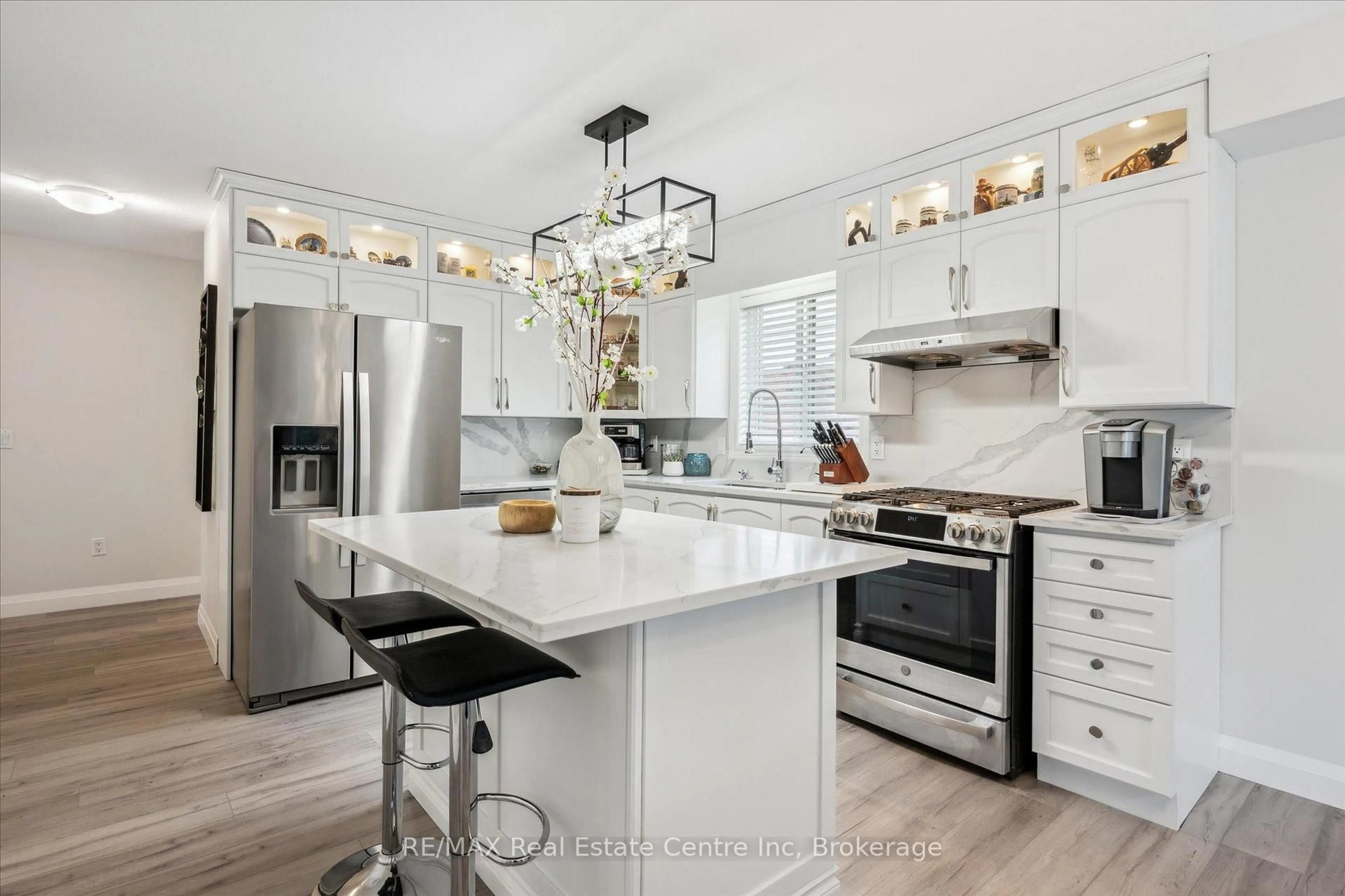 Contemporary kitchen, unknown for 3 Pine Ridge Dr, Guelph Ontario N1L 1N6