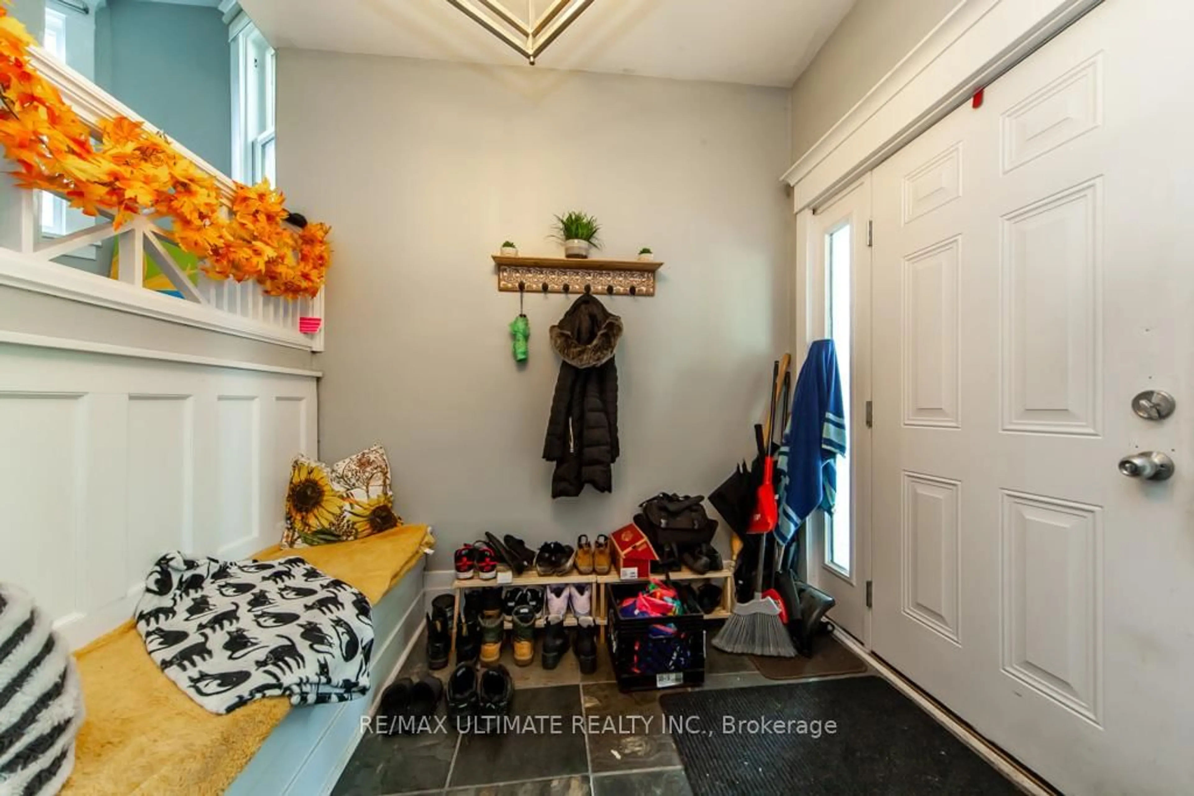Indoor entryway for 17 Fairleigh Ave, Hamilton Ontario L8M 2K1