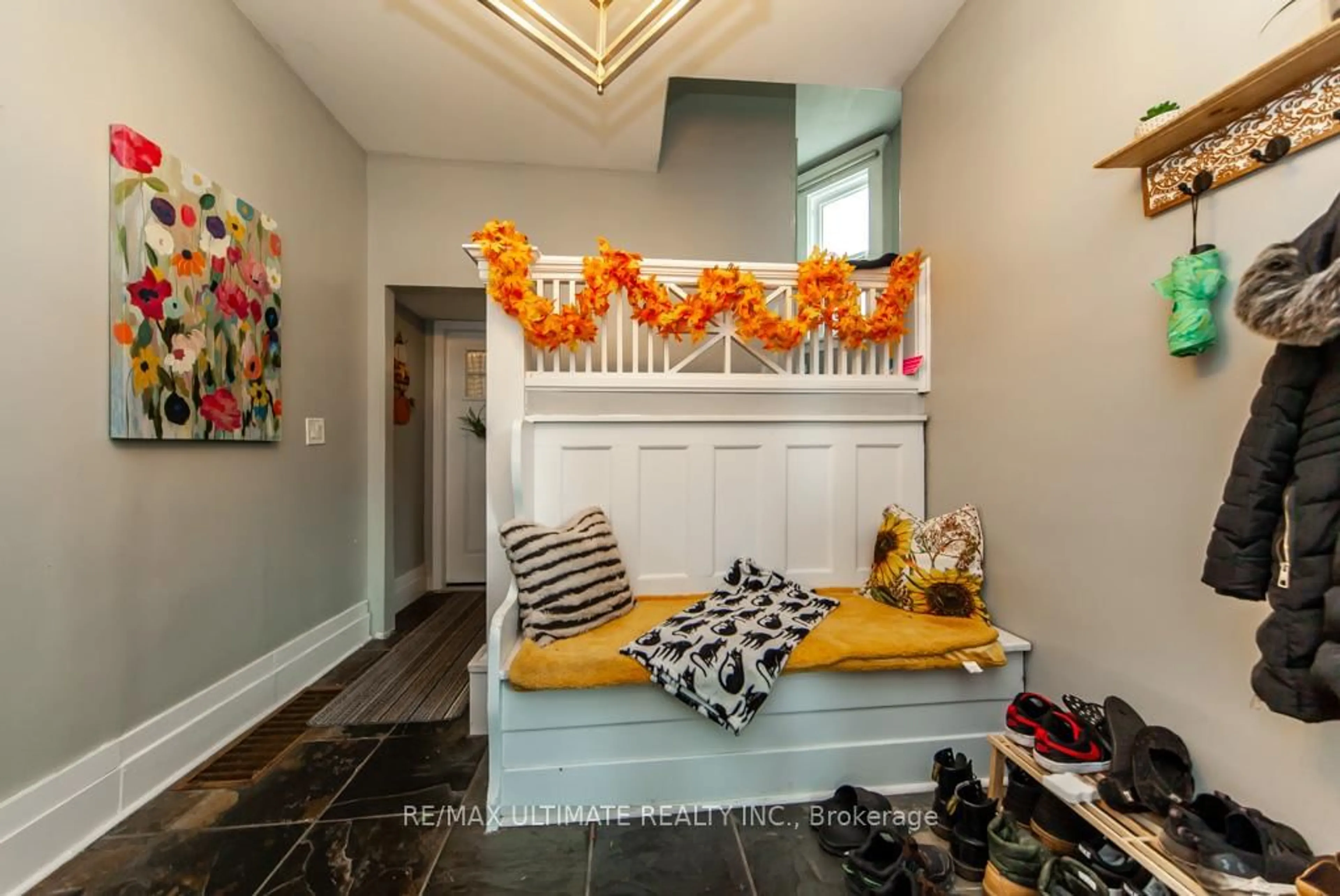 Indoor entryway for 17 Fairleigh Ave, Hamilton Ontario L8M 2K1