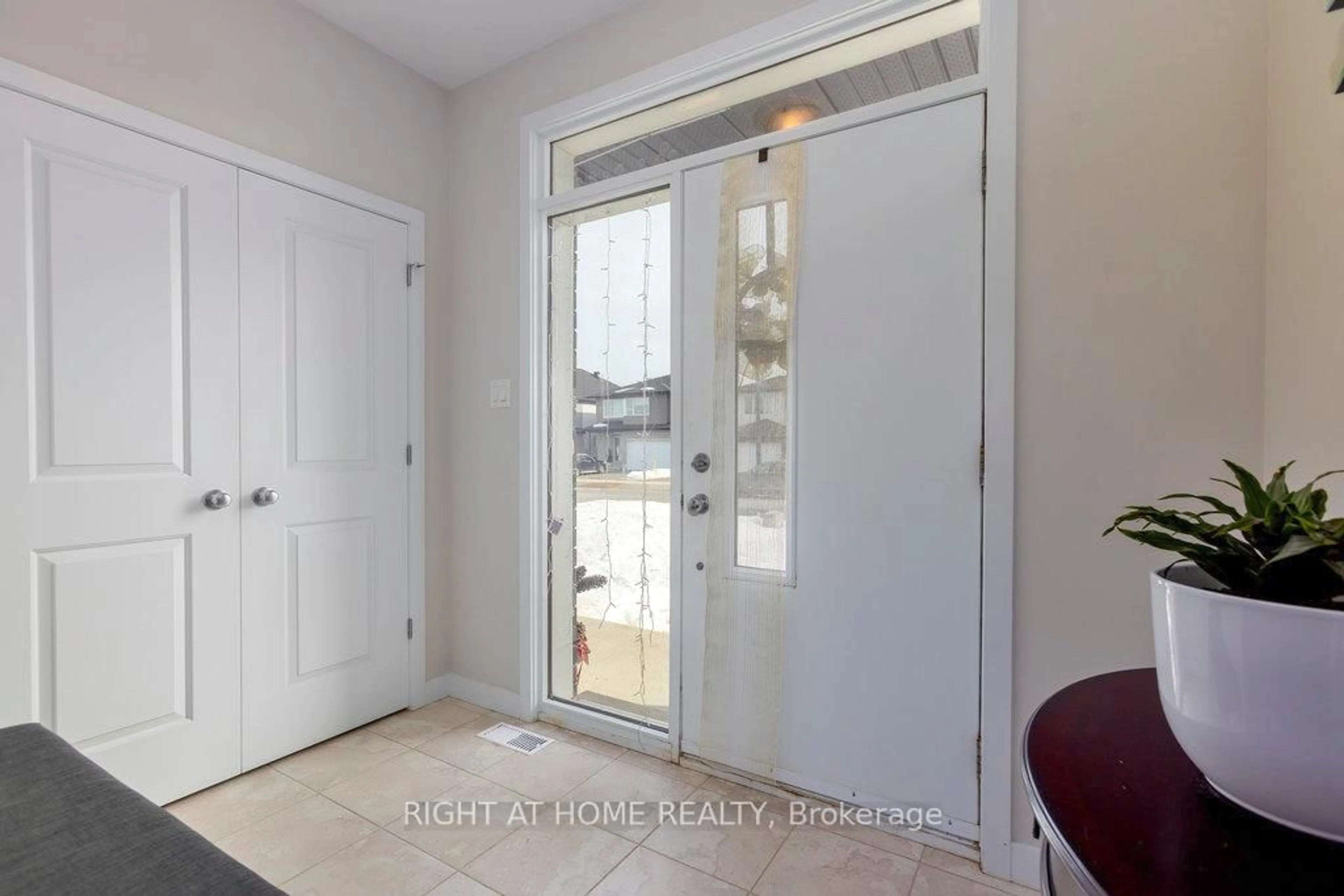 Indoor entryway for 636 Rouncey Rd, Ottawa Ontario K2V 0P2