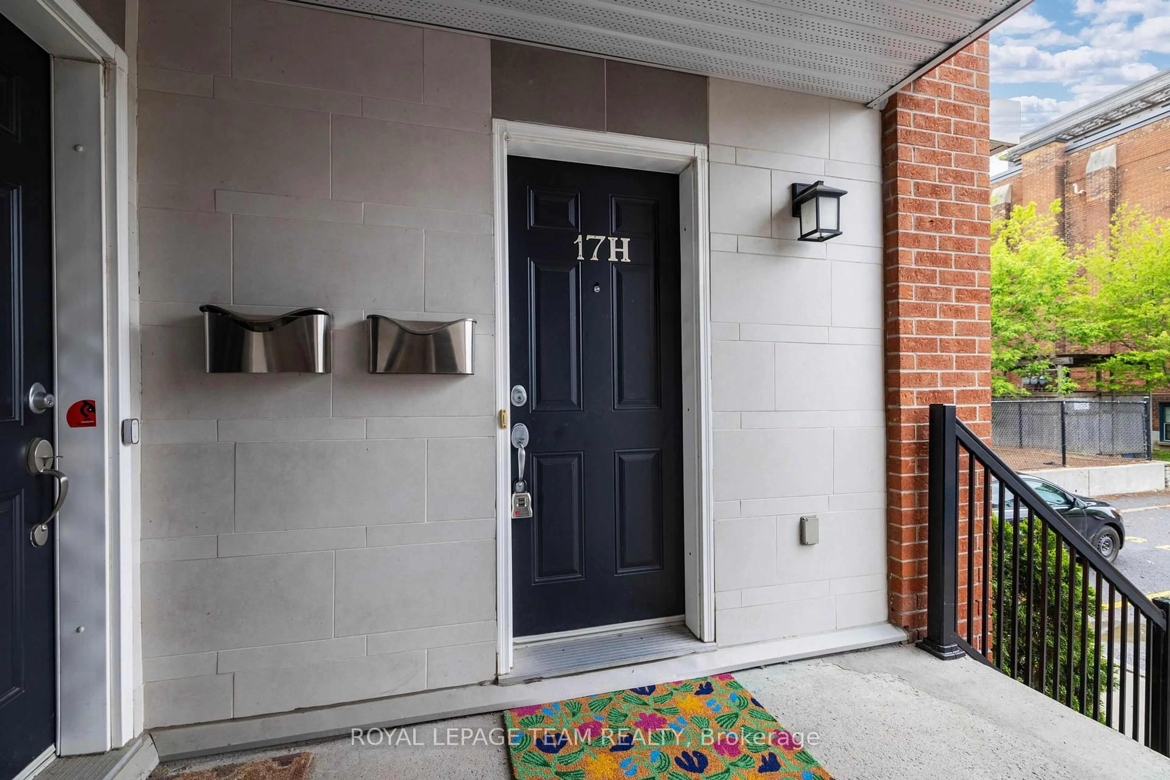 Indoor entryway for 17 Melrose Ave #H, Ottawa Ontario K1Y 1T8