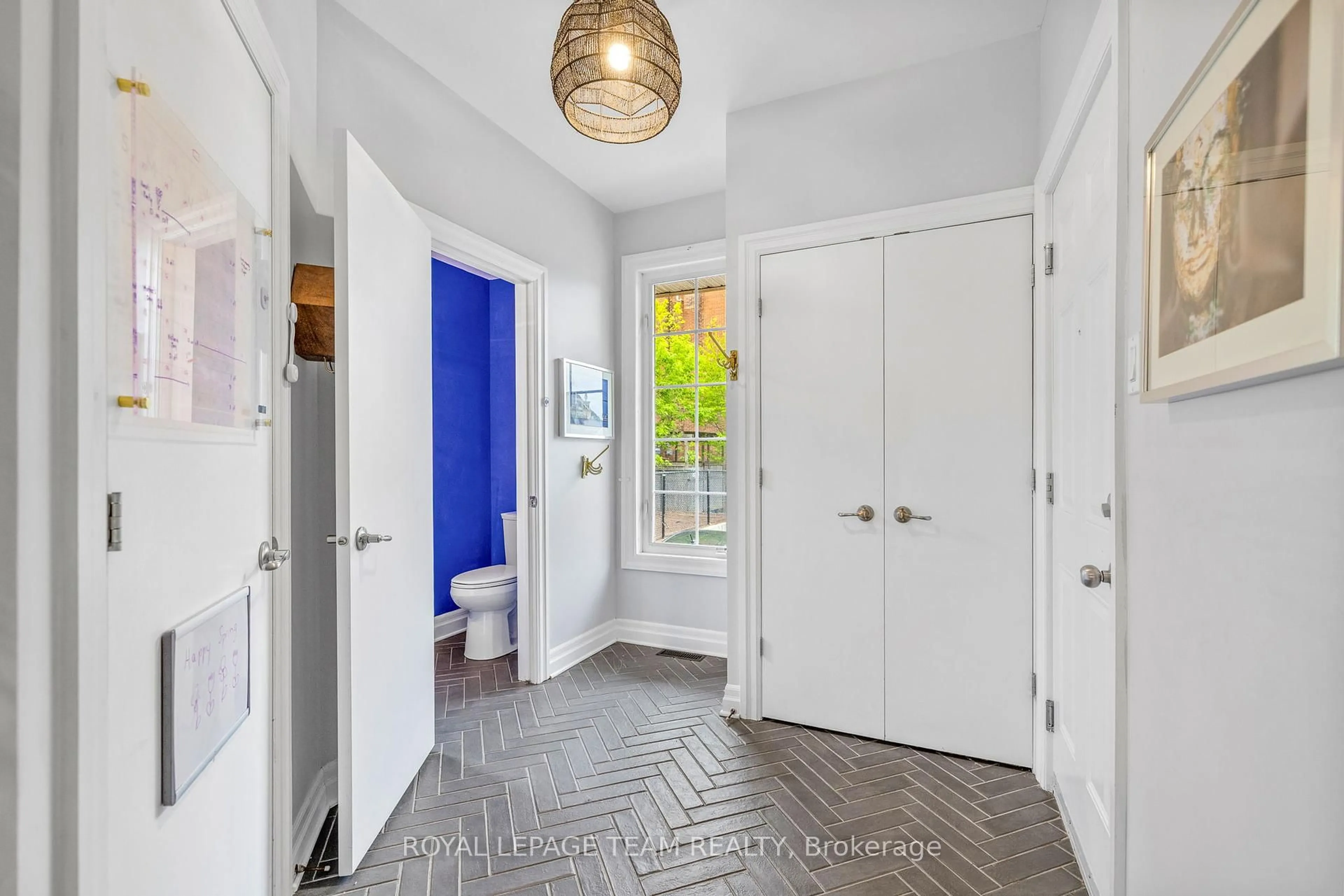 Indoor entryway for 17 Melrose Ave #H, Ottawa Ontario K1Y 1T8
