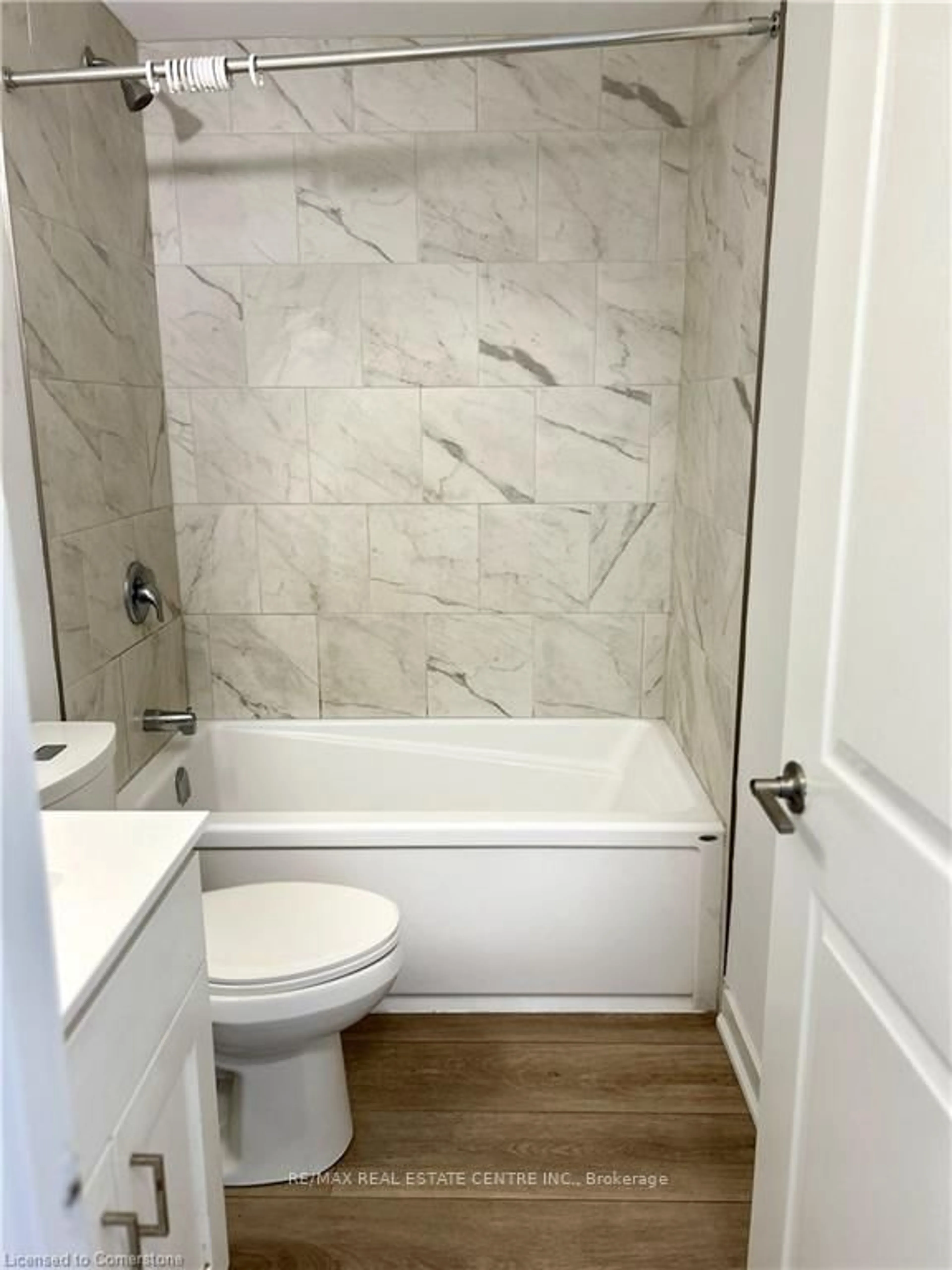 Standard bathroom, ceramic/tile floor for 405 Myers Rd #27, Cambridge Ontario N1R 6X7