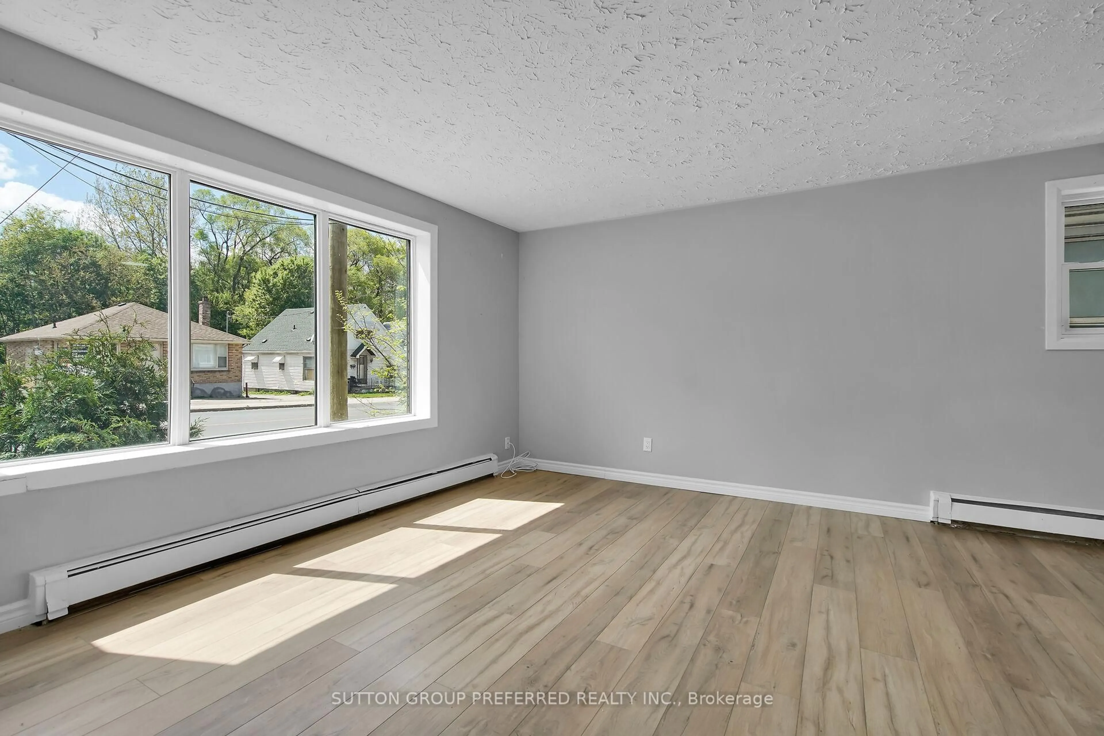 A pic of a room for 18.5 Adelaide St, London South Ontario N5Z 3J8