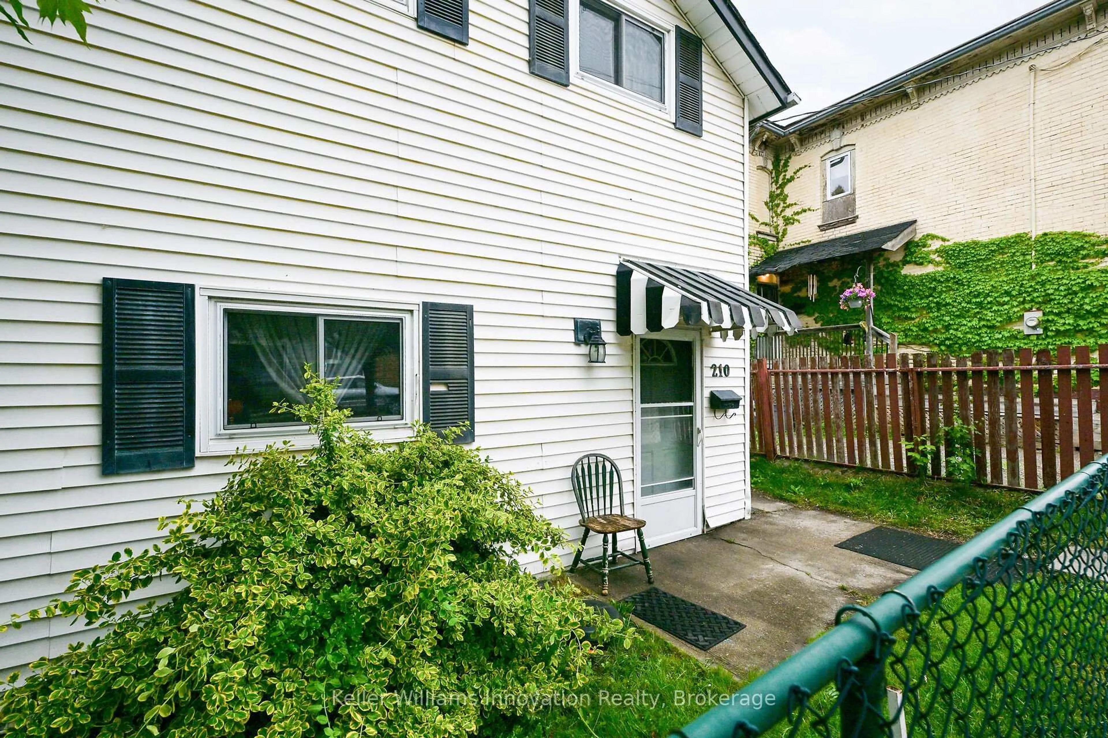 Patio, street for 210 Darling St, Brantford Ontario N3S 3W9